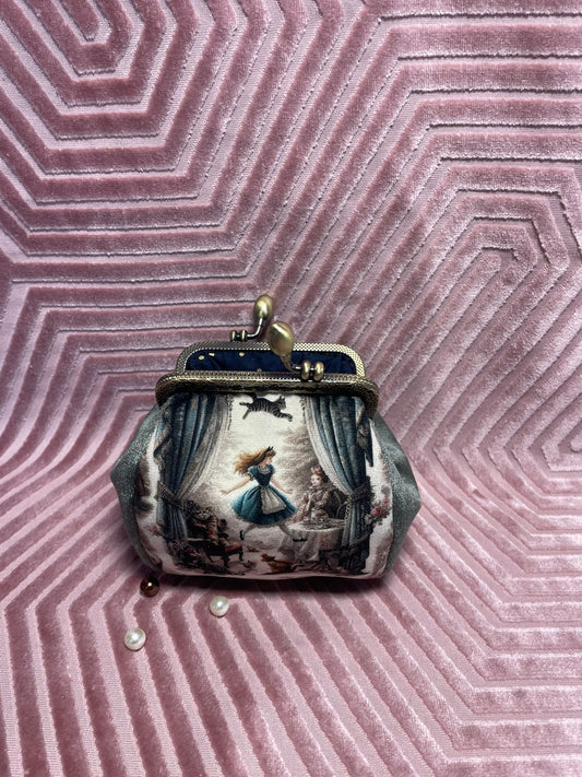 Porte-monnaie “Alice & le Pays des Merveilles” – Accessoire vintage fait main