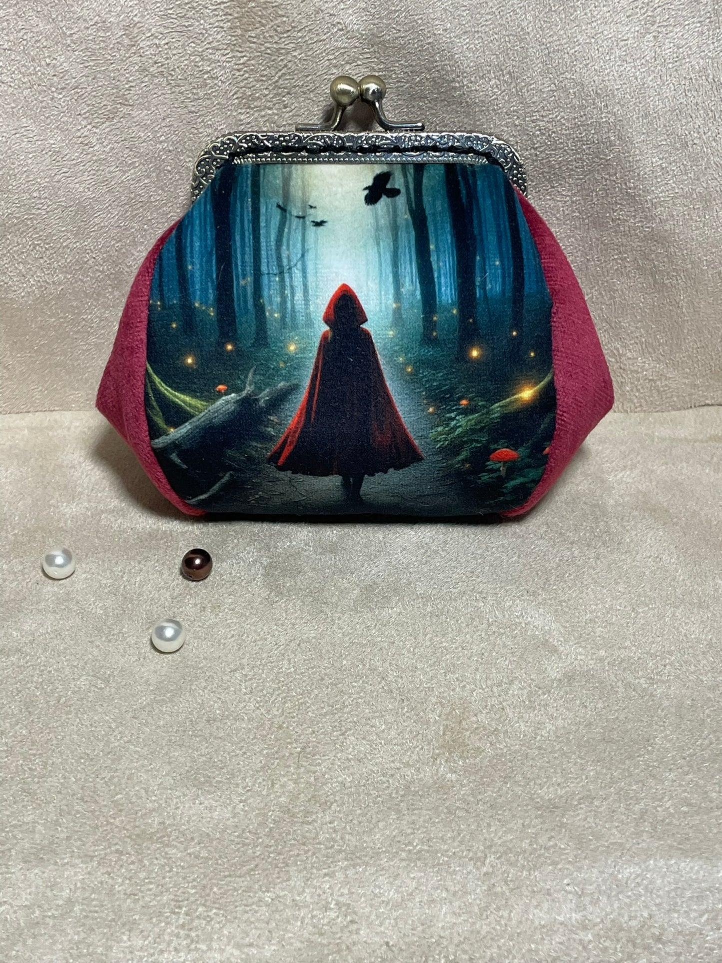 Porte-monnaie en velours Petit Chaperon Rouge – Accessoire féérique & rétro fait main