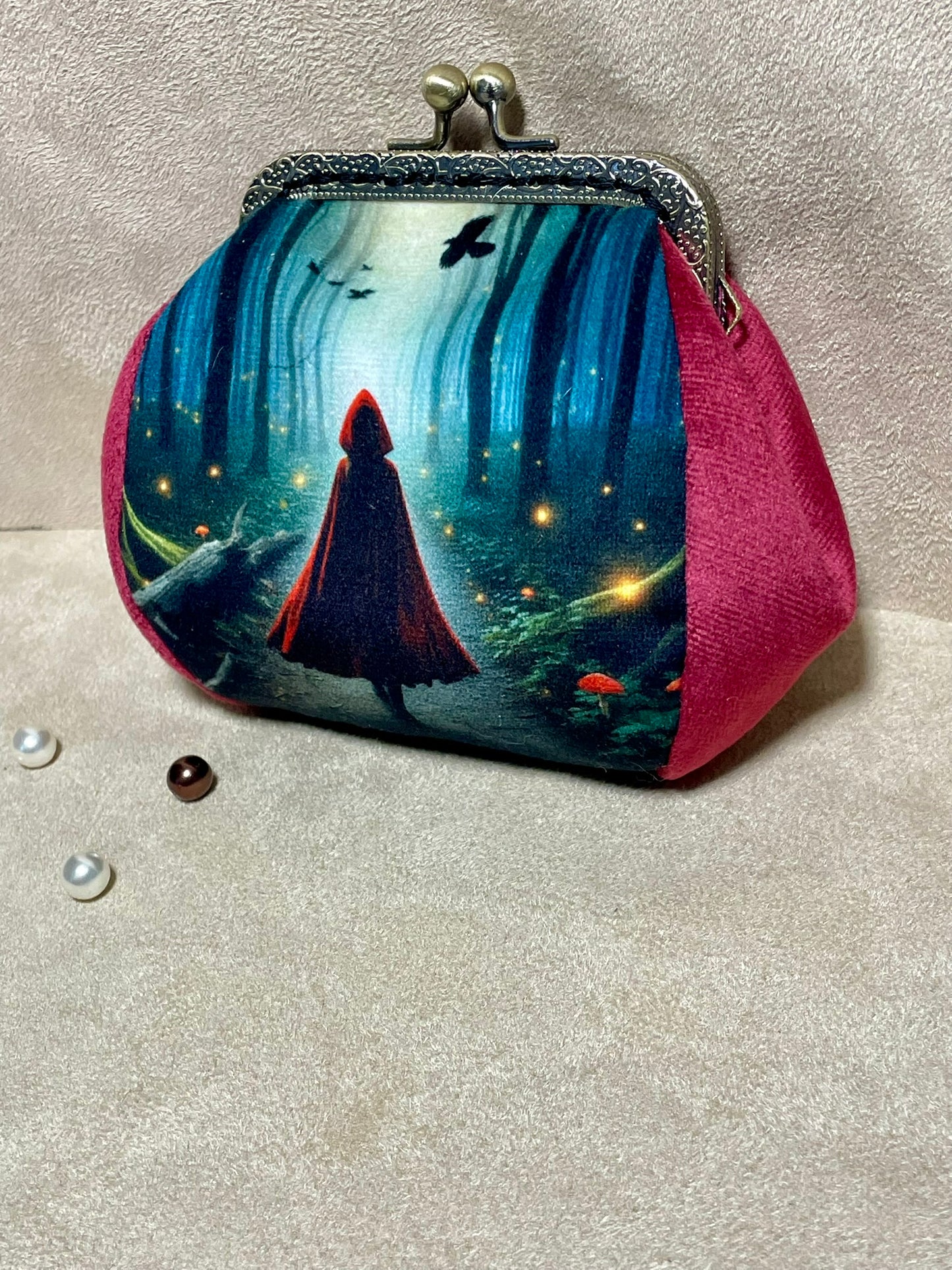 Porte-monnaie en velours Petit Chaperon Rouge – Accessoire féérique & rétro fait main