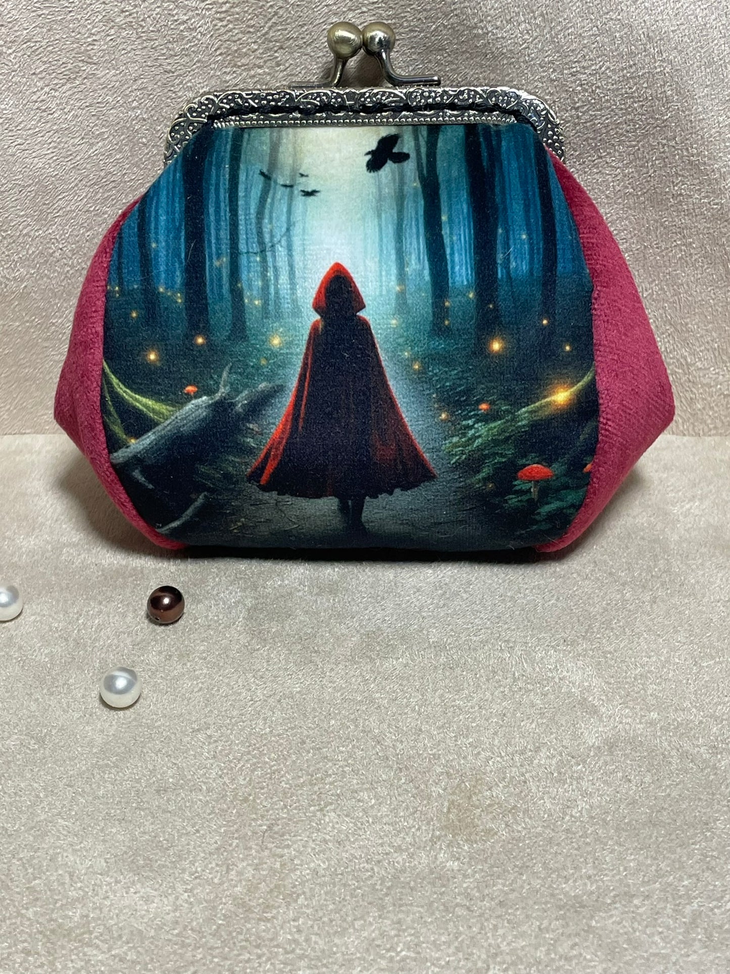 Porte-monnaie en velours Petit Chaperon Rouge – Accessoire féérique & rétro fait main