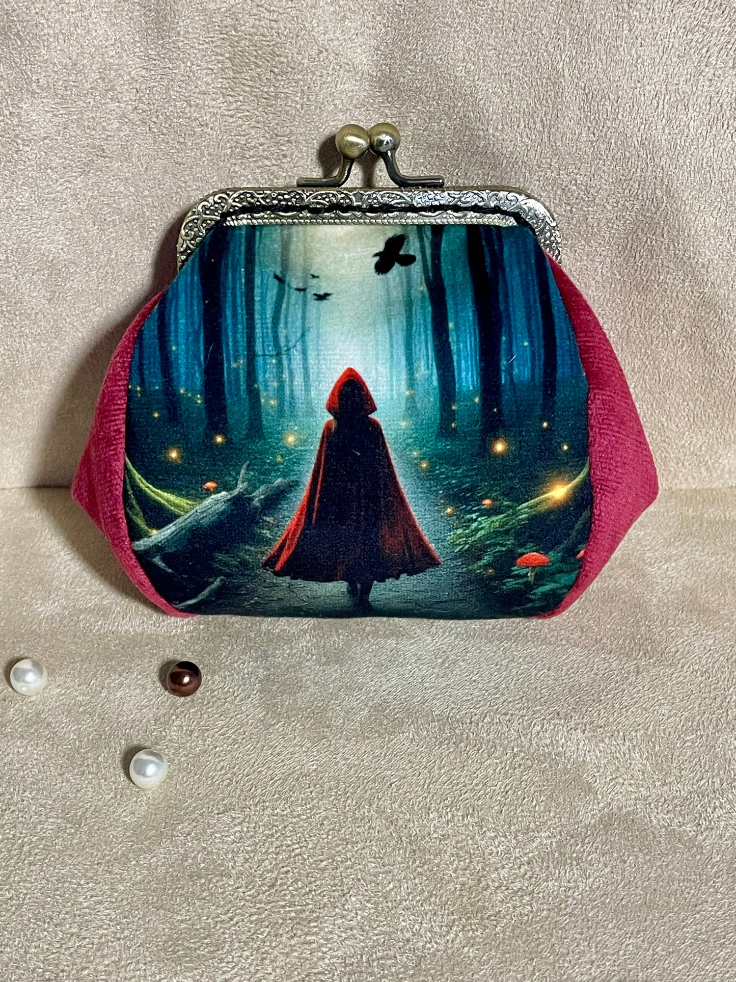 Porte-monnaie en velours Petit Chaperon Rouge – Accessoire féérique & rétro fait main