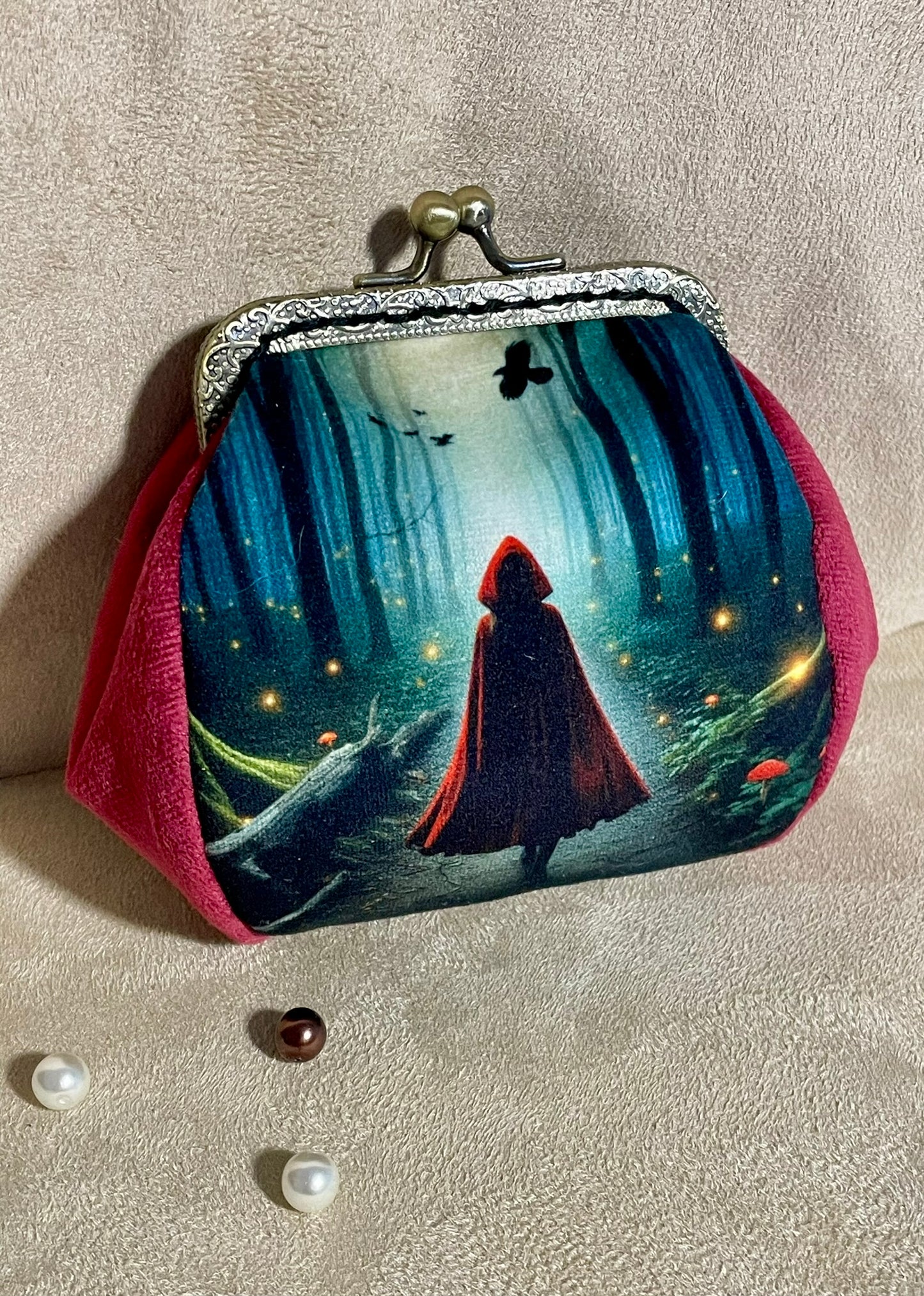 Porte-monnaie en velours Petit Chaperon Rouge – Accessoire féérique & rétro fait main