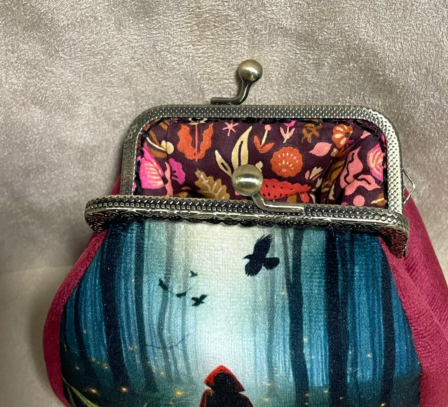 Porte-monnaie en velours Petit Chaperon Rouge – Accessoire féérique & rétro fait main