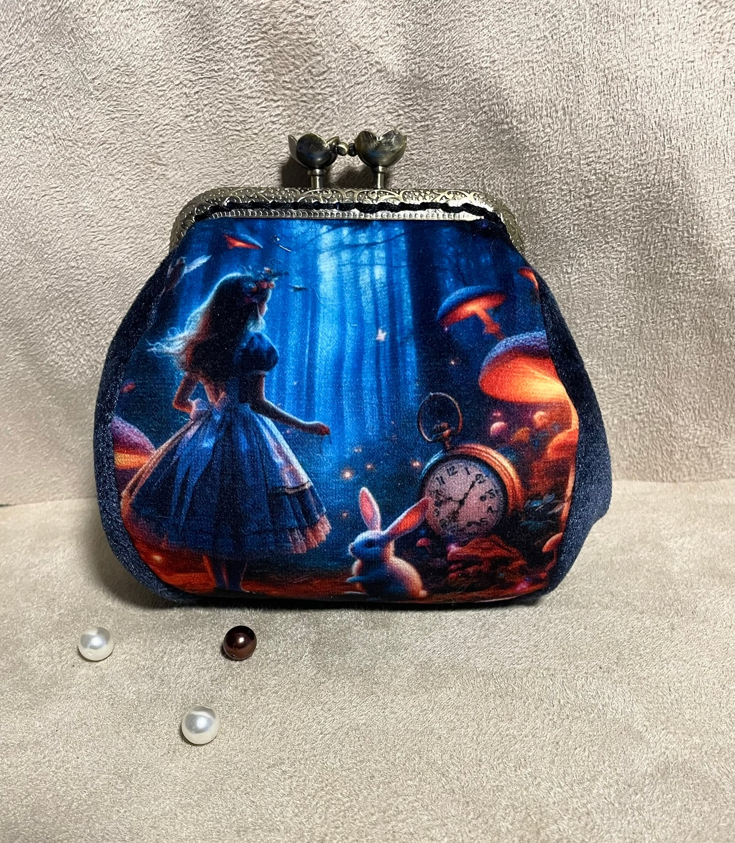 Porte-monnaie en velours inspiré d’Alice au Pays des Merveilles – Univers féérique & rétro fait main