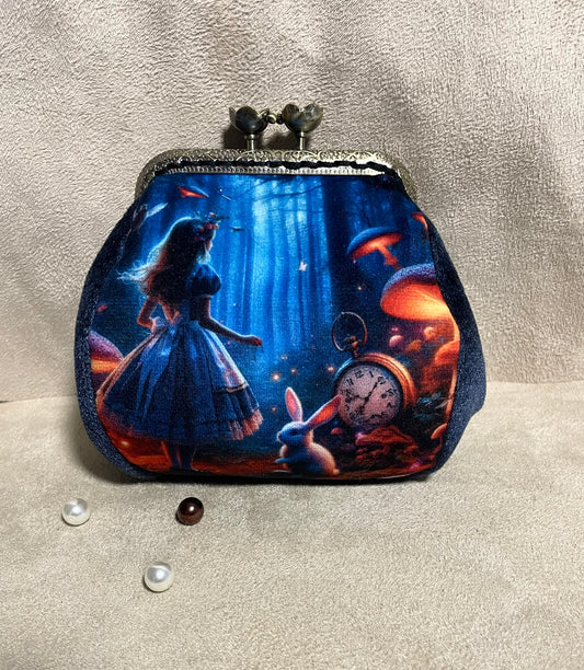 Porte-monnaie en velours inspiré d’Alice au Pays des Merveilles – Univers féérique & rétro fait main
