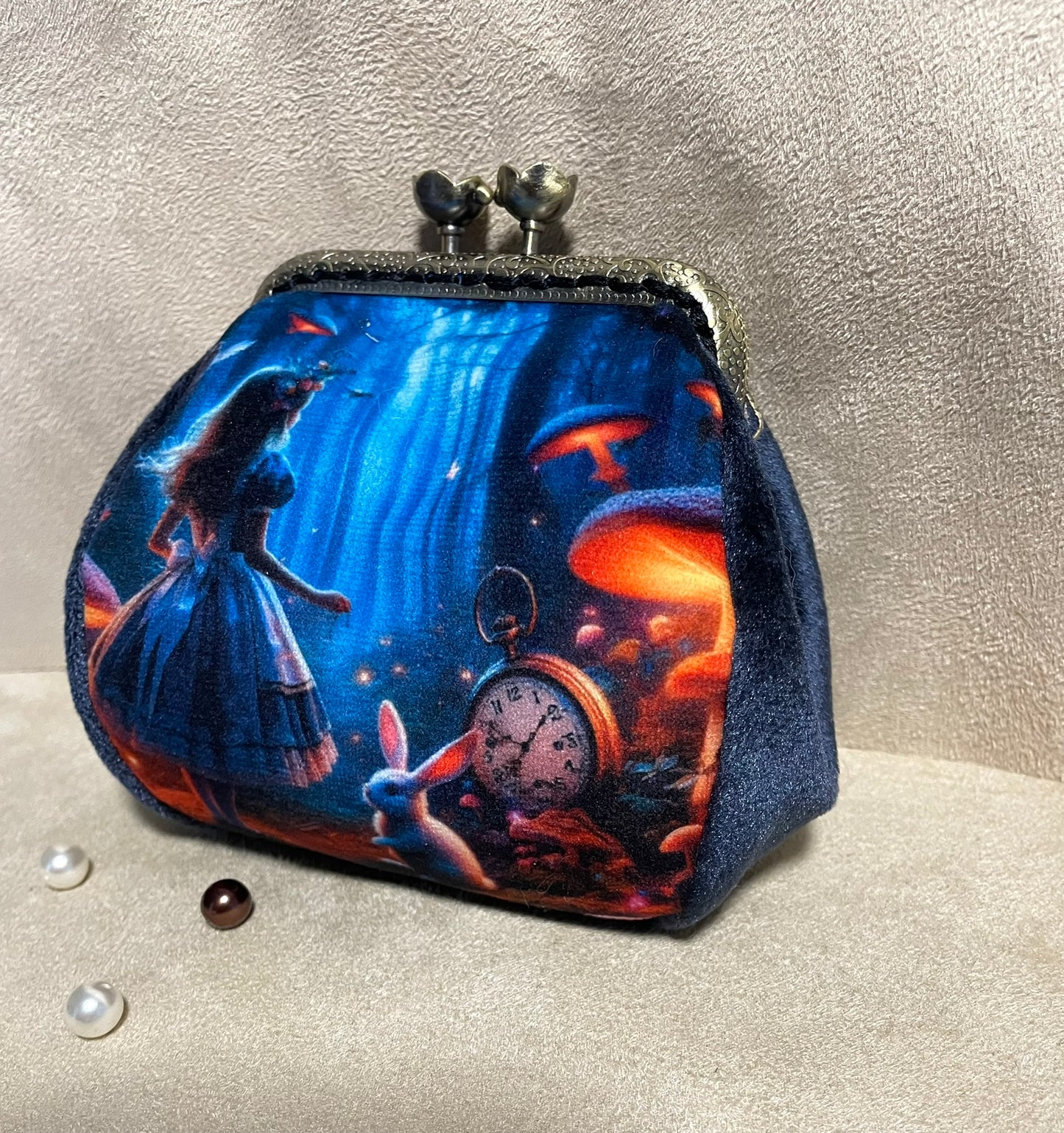 Porte-monnaie en velours inspiré d’Alice au Pays des Merveilles – Univers féérique & rétro fait main