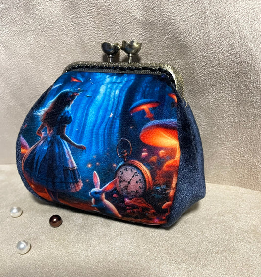 Porte-monnaie en velours inspiré d’Alice au Pays des Merveilles – Univers féérique & rétro fait main