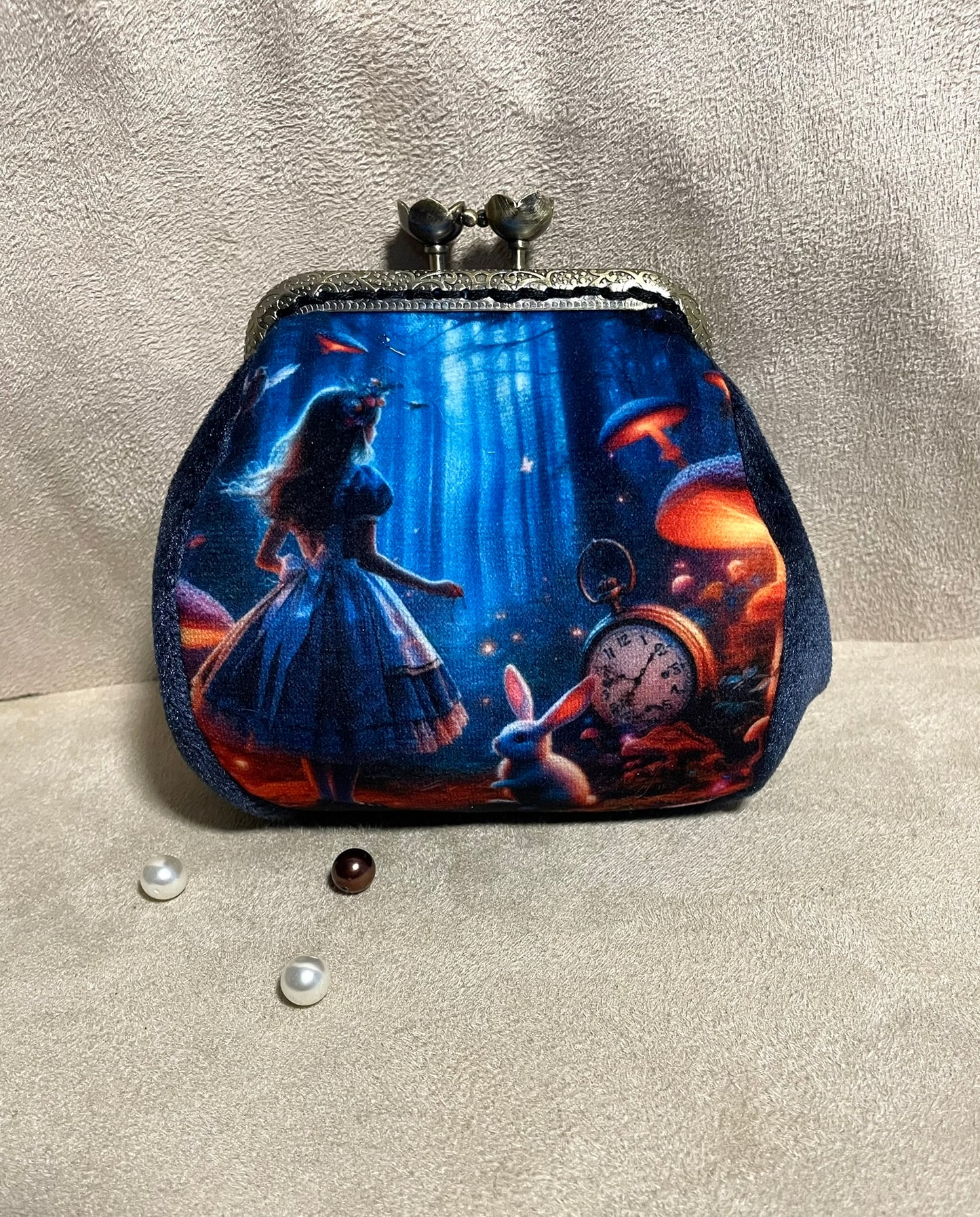 Porte-monnaie en velours inspiré d’Alice au Pays des Merveilles – Univers féérique & rétro fait main