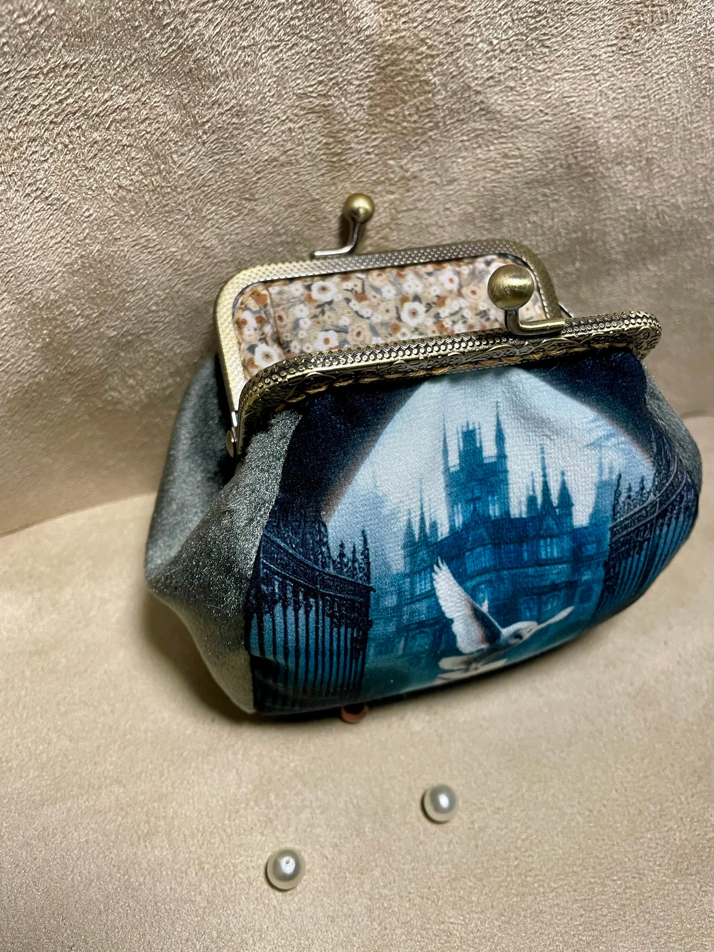 Porte-monnaie en velours avec chouette messagère – Univers magique & gothique chic fait main