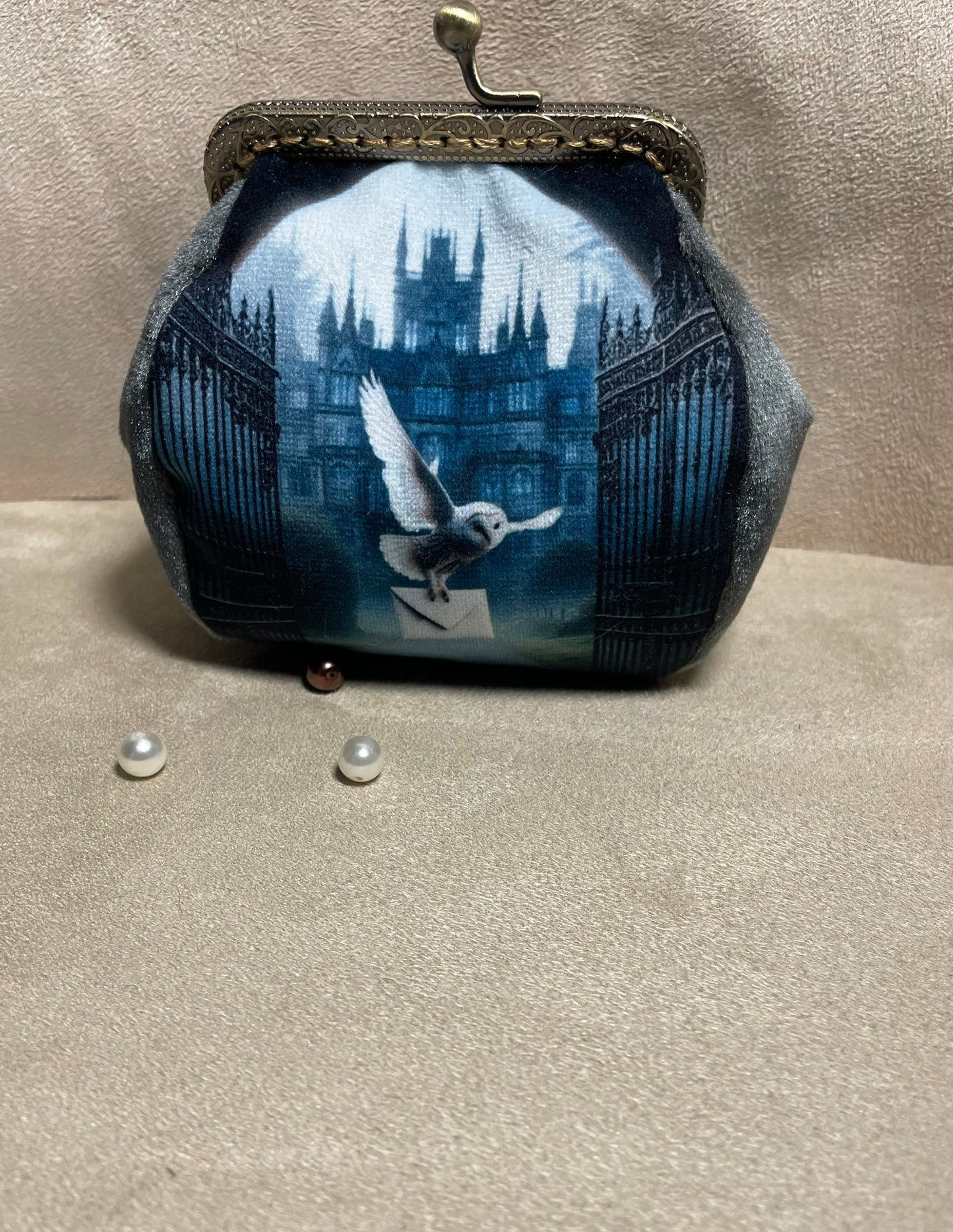 Porte-monnaie en velours avec chouette messagère – Univers magique & gothique chic fait main