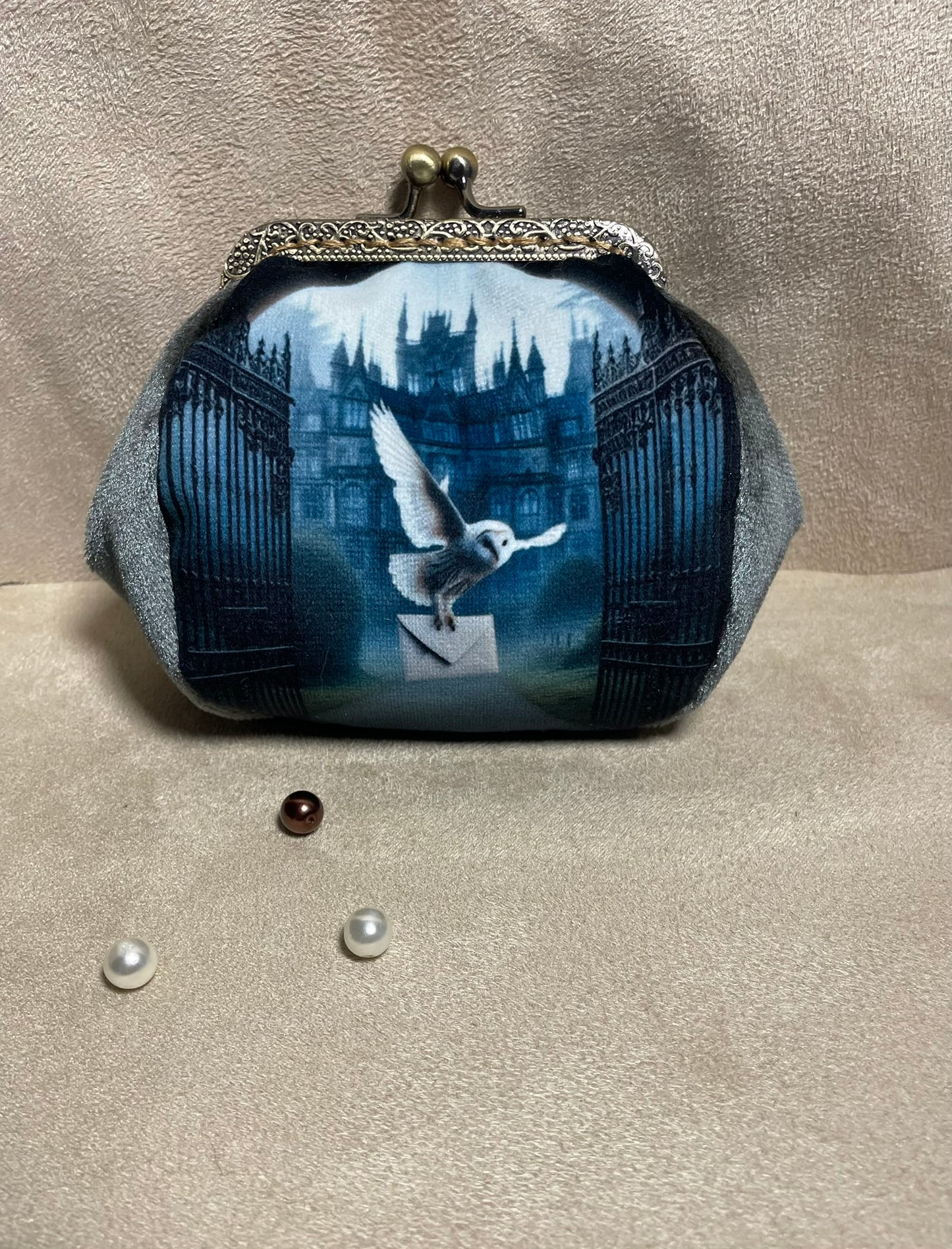 Porte-monnaie en velours avec chouette messagère – Univers magique & gothique chic fait main