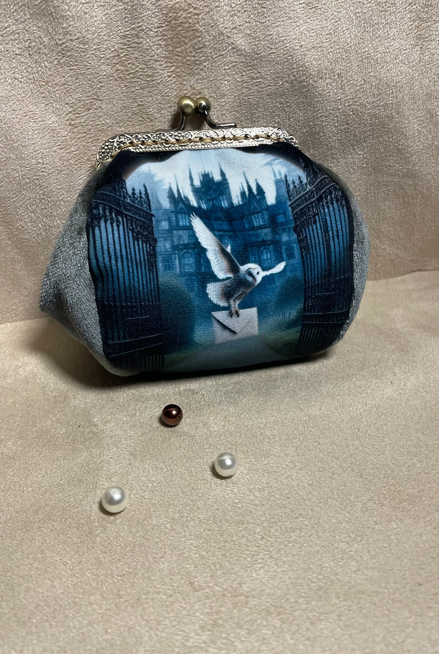 Porte-monnaie en velours avec chouette messagère – Univers magique & gothique chic fait main
