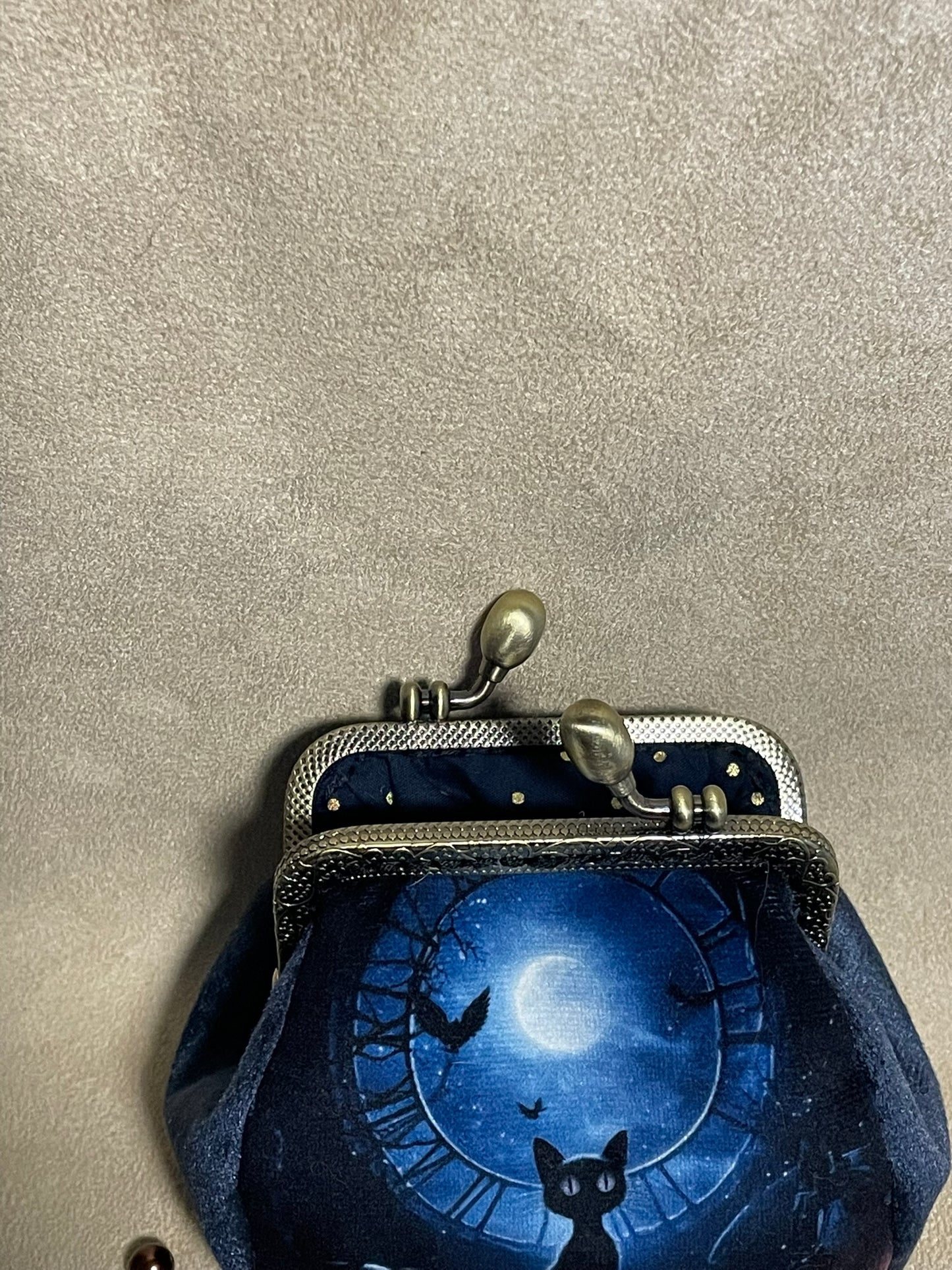 Porte-monnaie “Clair de Lune Félin” – Accessoire vintage fait main - Chat noir & nuit étoilée