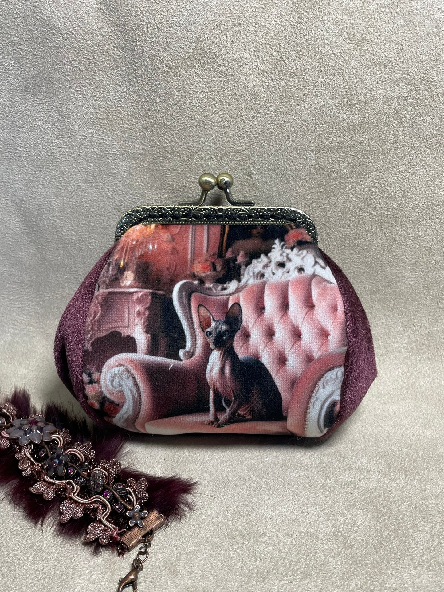 Porte-monnaie “Salon Félin – Chat Sphynx” – Accessoire vintage fait main - Chat élégant & ambiance boudoir