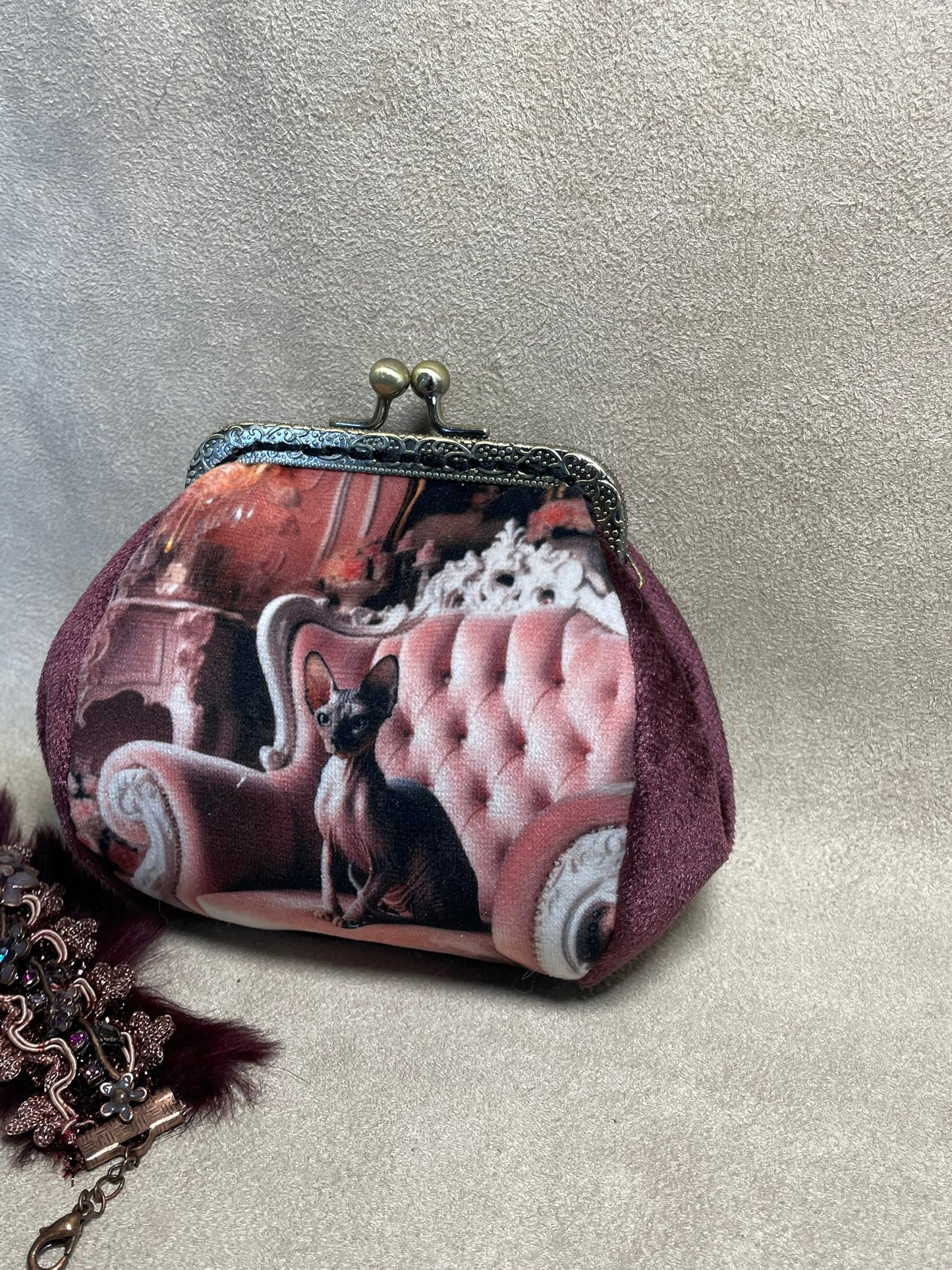 Porte-monnaie “Salon Félin – Chat Sphynx” – Accessoire vintage fait main - Chat élégant & ambiance boudoir