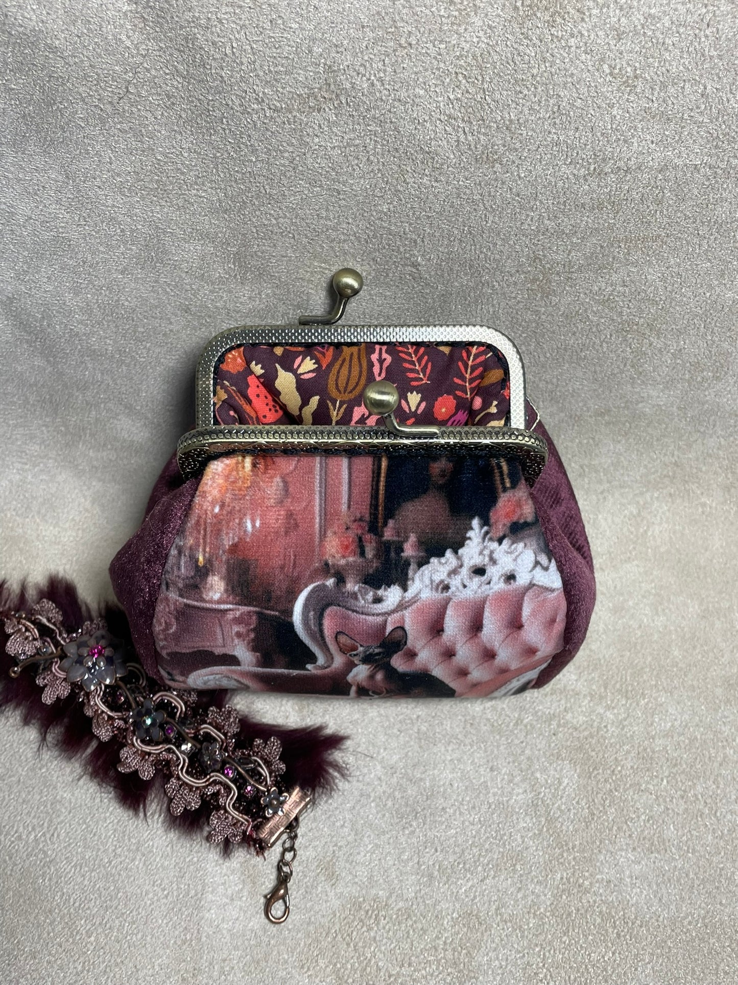 Porte-monnaie “Salon Félin – Chat Sphynx” – Accessoire vintage fait main - Chat élégant & ambiance boudoir