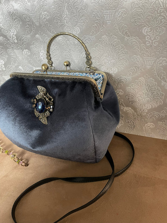 Sac « Saphir Impérial » – Velours bleu profond & éclat baroque