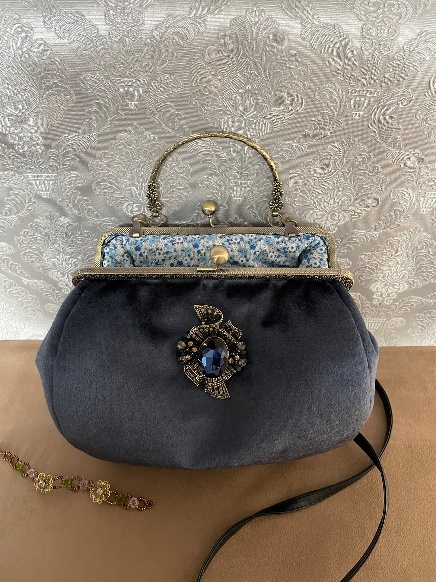 Sac « Saphir Impérial » – Velours bleu profond & éclat baroque