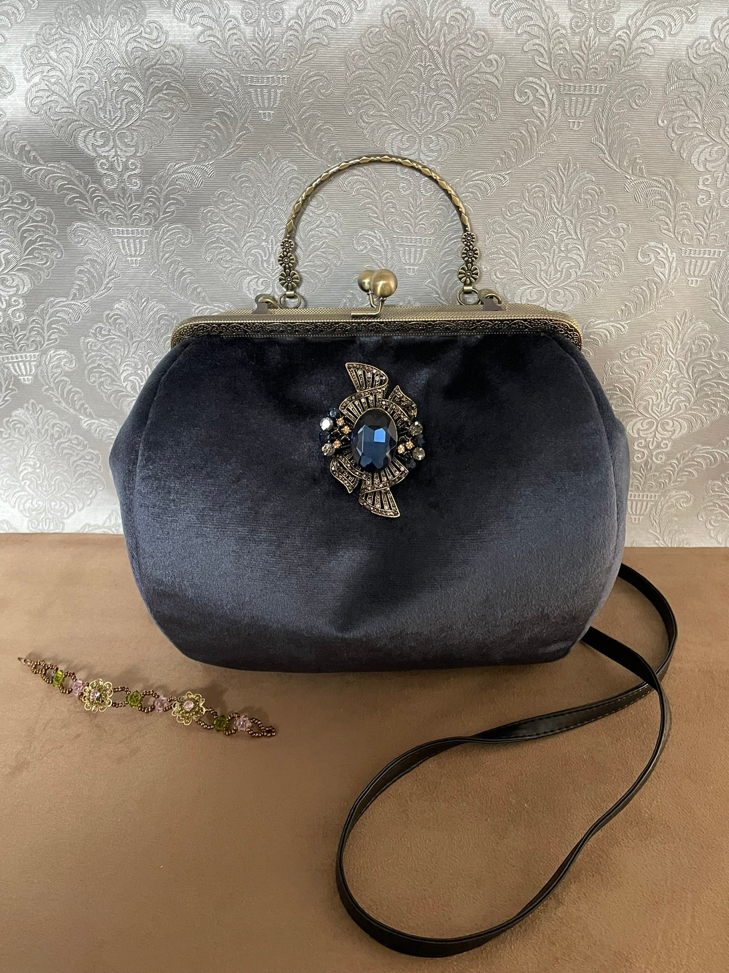 Sac « Saphir Impérial » – Velours bleu profond & éclat baroque