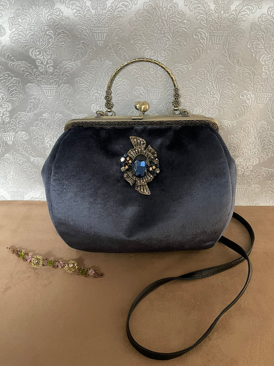 Sac « Saphir Impérial » – Velours bleu profond & éclat baroque