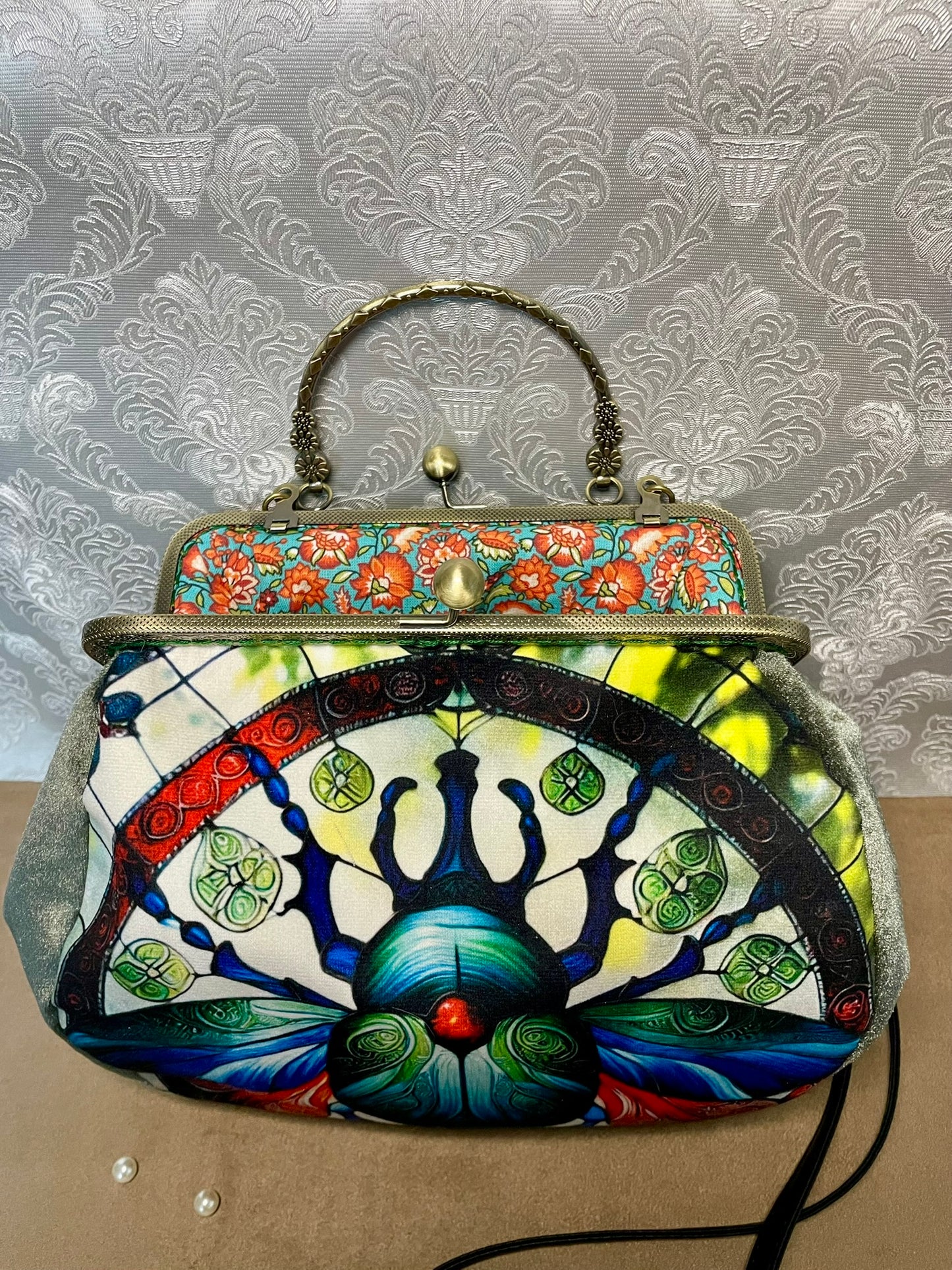 Sac à main « Scarabée Sable Majesté » – Design Vitrail & Élégance Couture