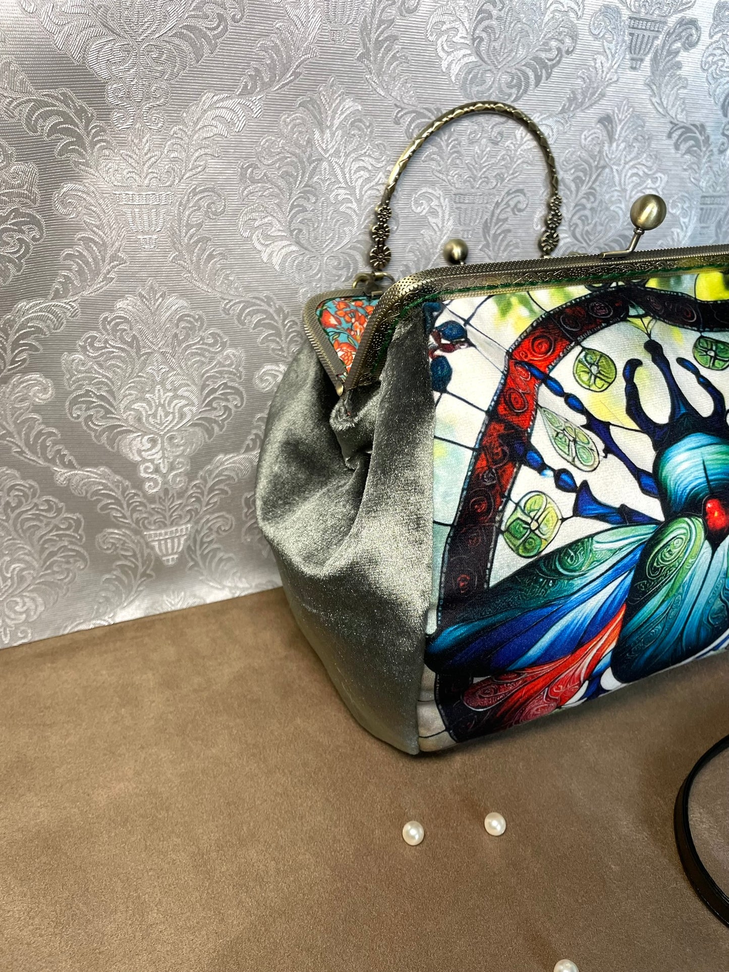 Sac à main « Scarabée Sable Majesté » – Design Vitrail & Élégance Couture