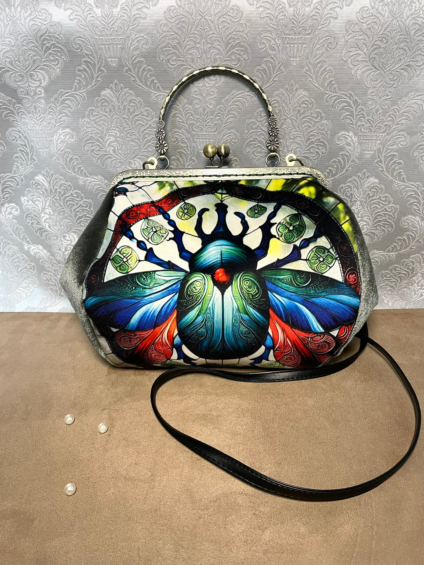 Sac à main « Scarabée Sable Majesté » – Design Vitrail & Élégance Couture