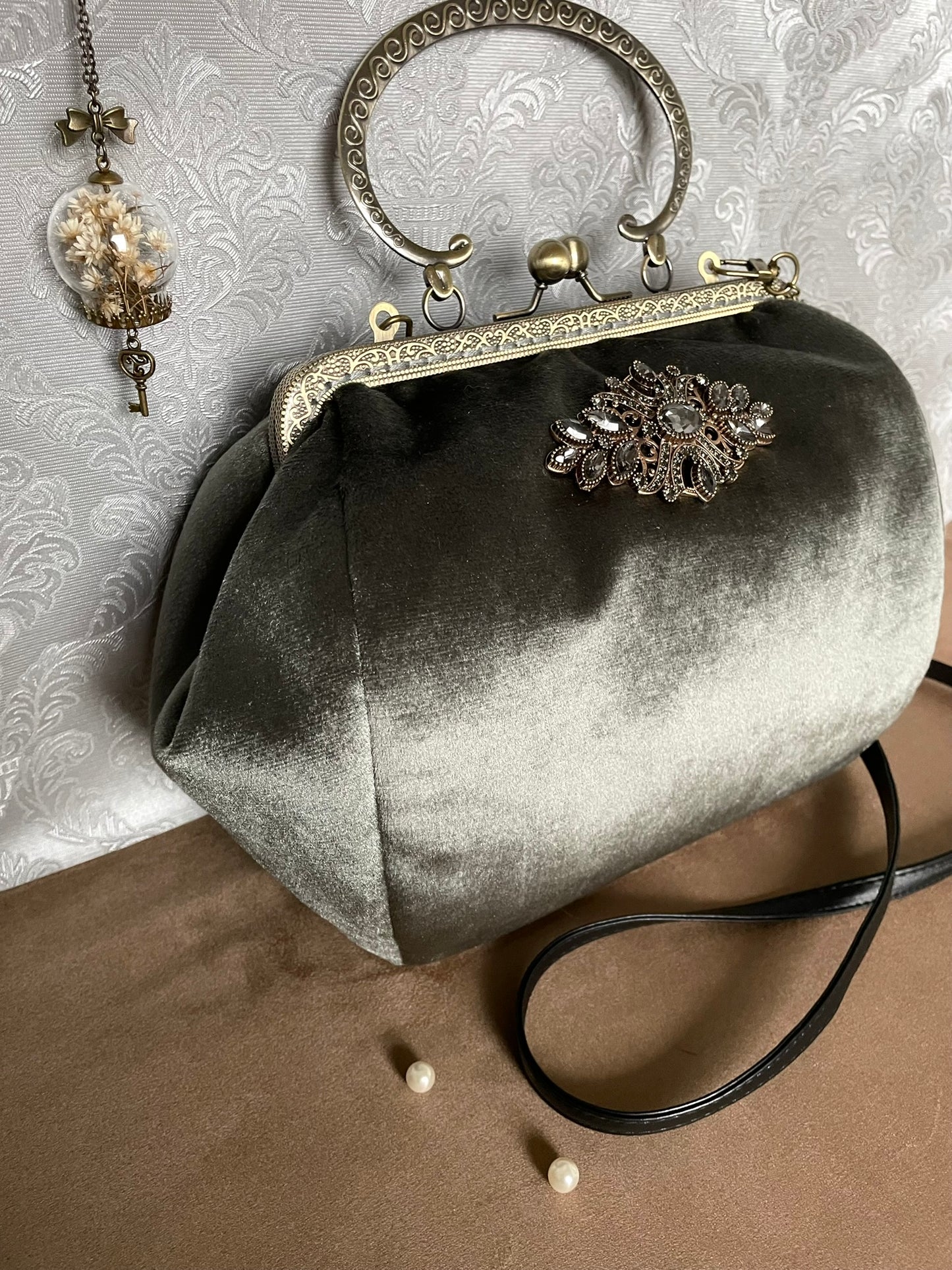 Sac « Gris Opaline » – Élégance satinée & charme rétro