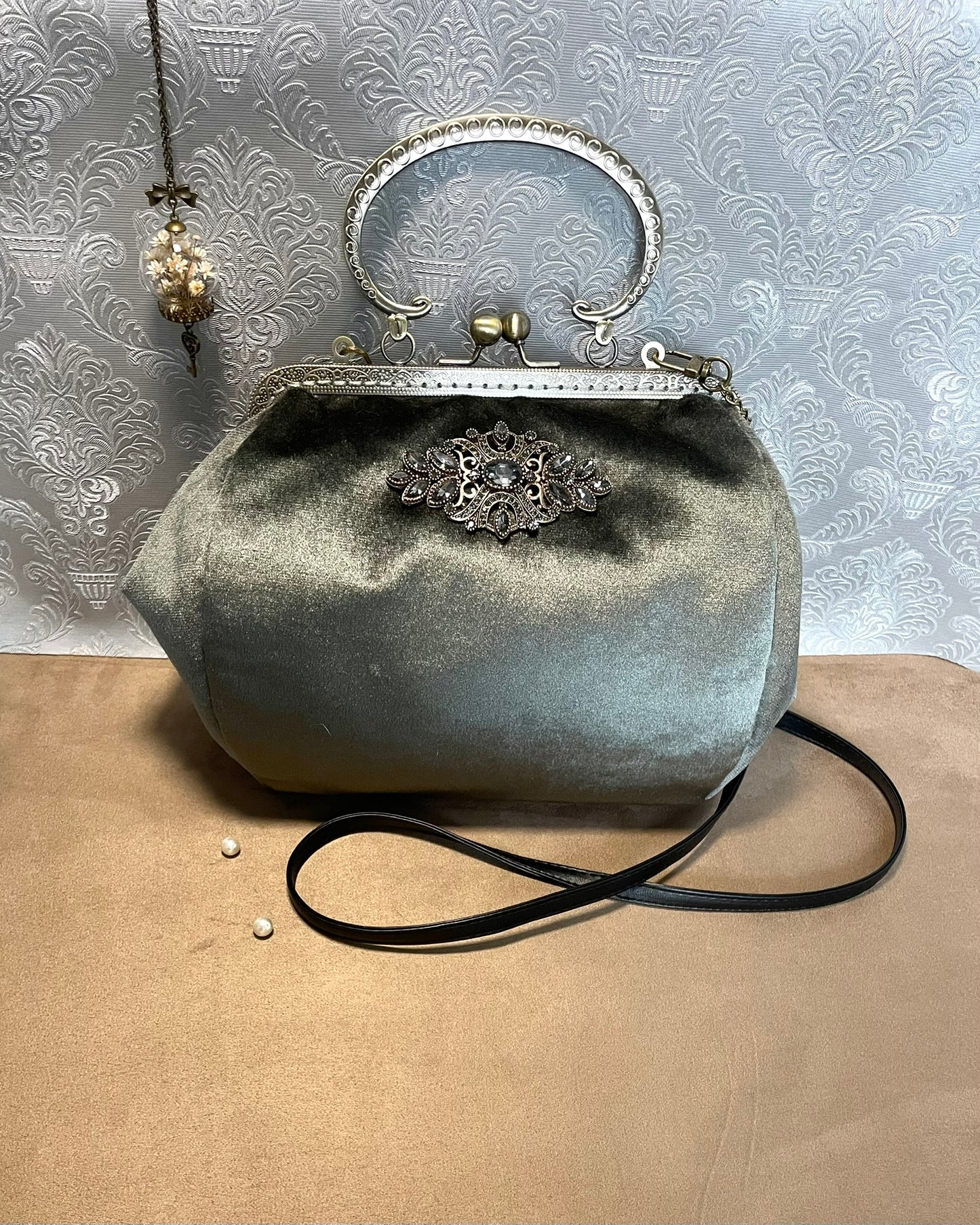 Sac « Gris Opaline » – Élégance satinée & charme rétro