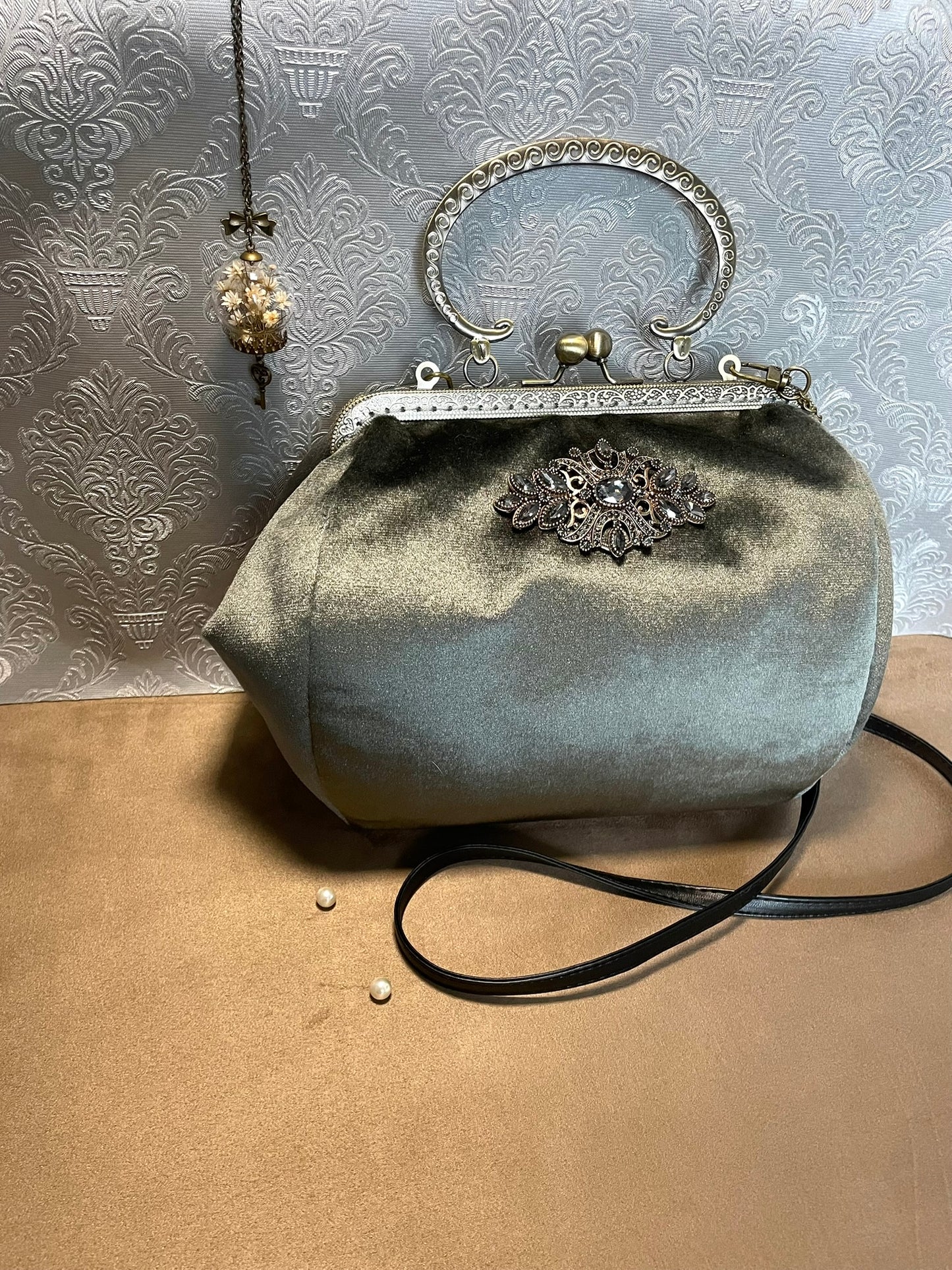 Sac « Gris Opaline » – Élégance satinée & charme rétro