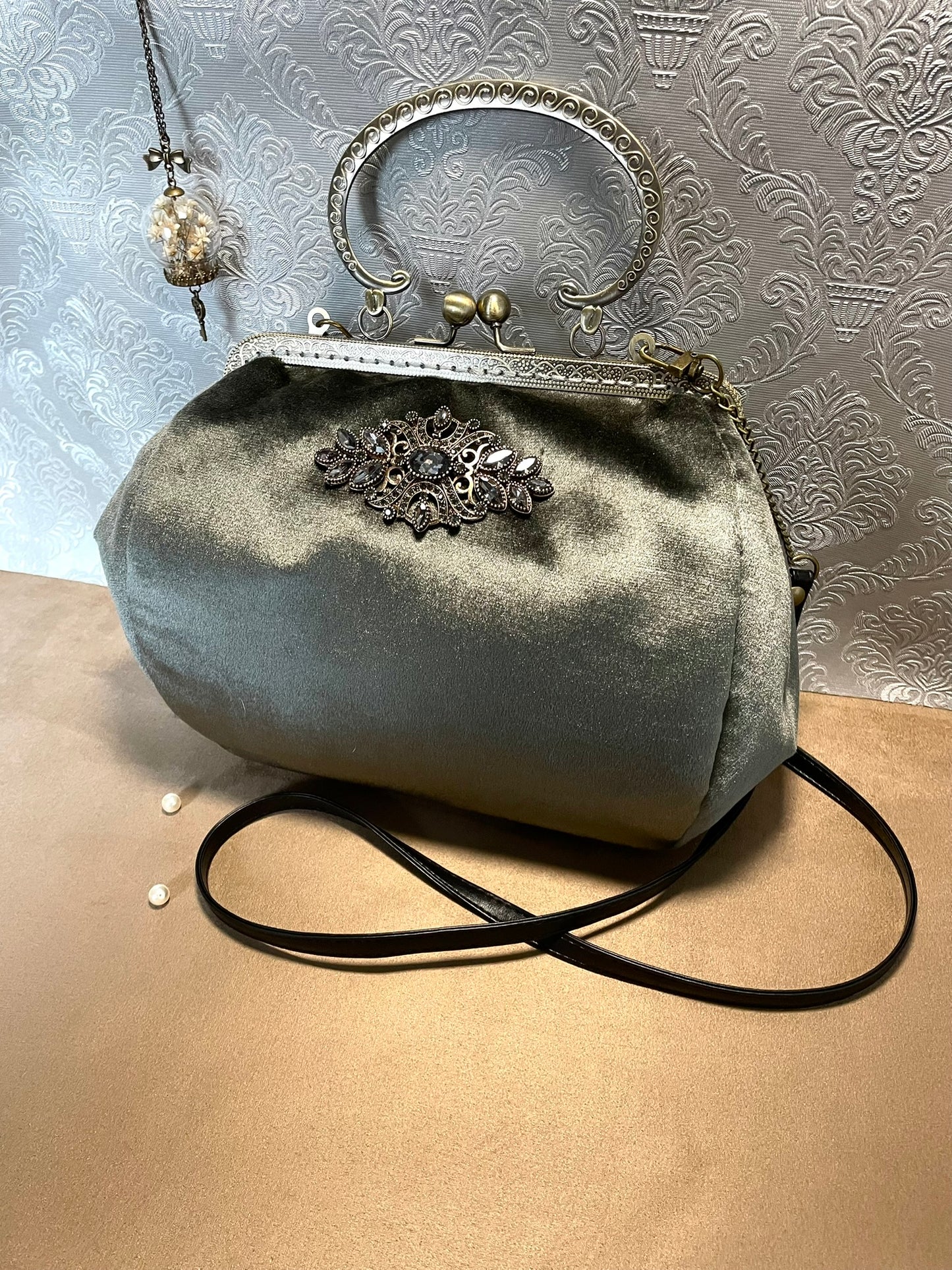Sac « Gris Opaline » – Élégance satinée & charme rétro