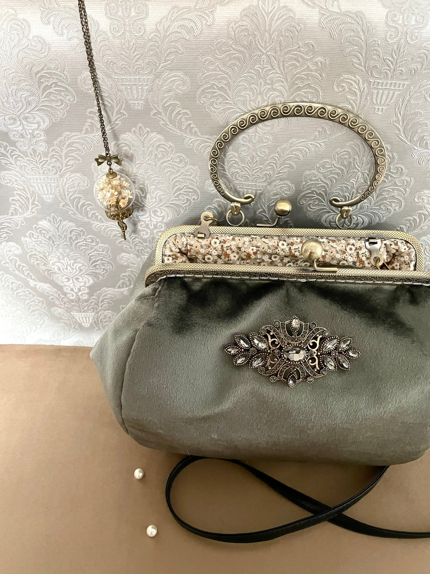 Sac « Gris Opaline » – Élégance satinée & charme rétro