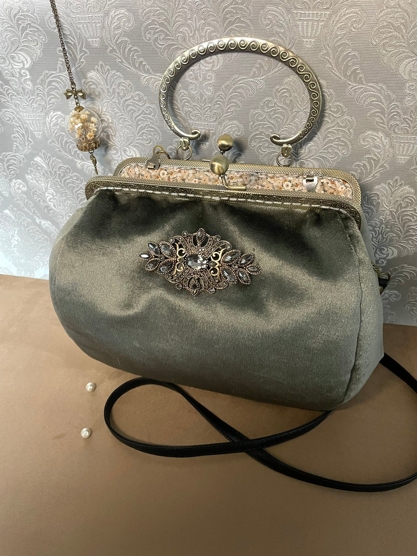 Sac « Gris Opaline » – Élégance satinée & charme rétro