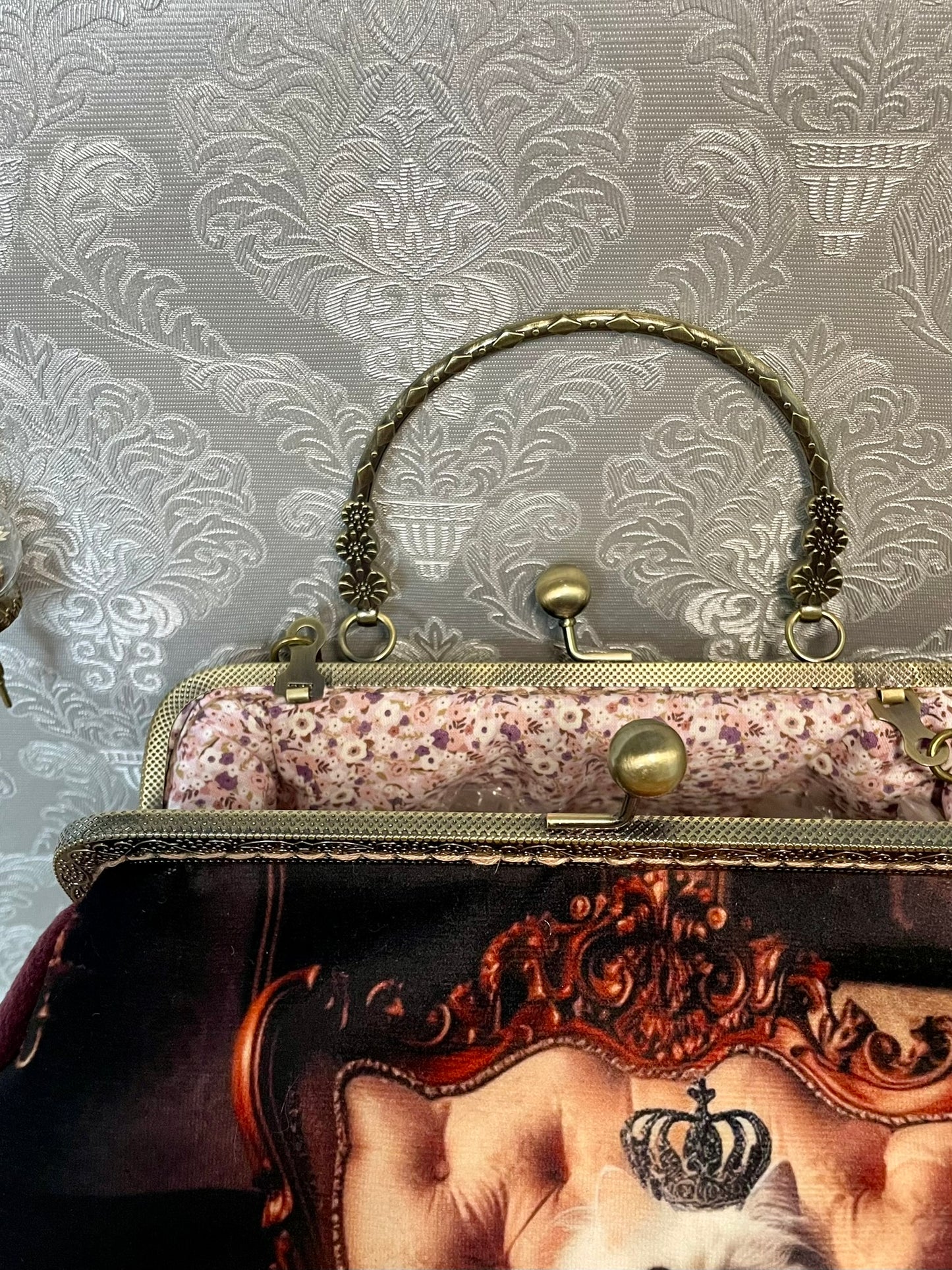 Sac « Chat Royal en Velours» – Élégance féline & charme vintage