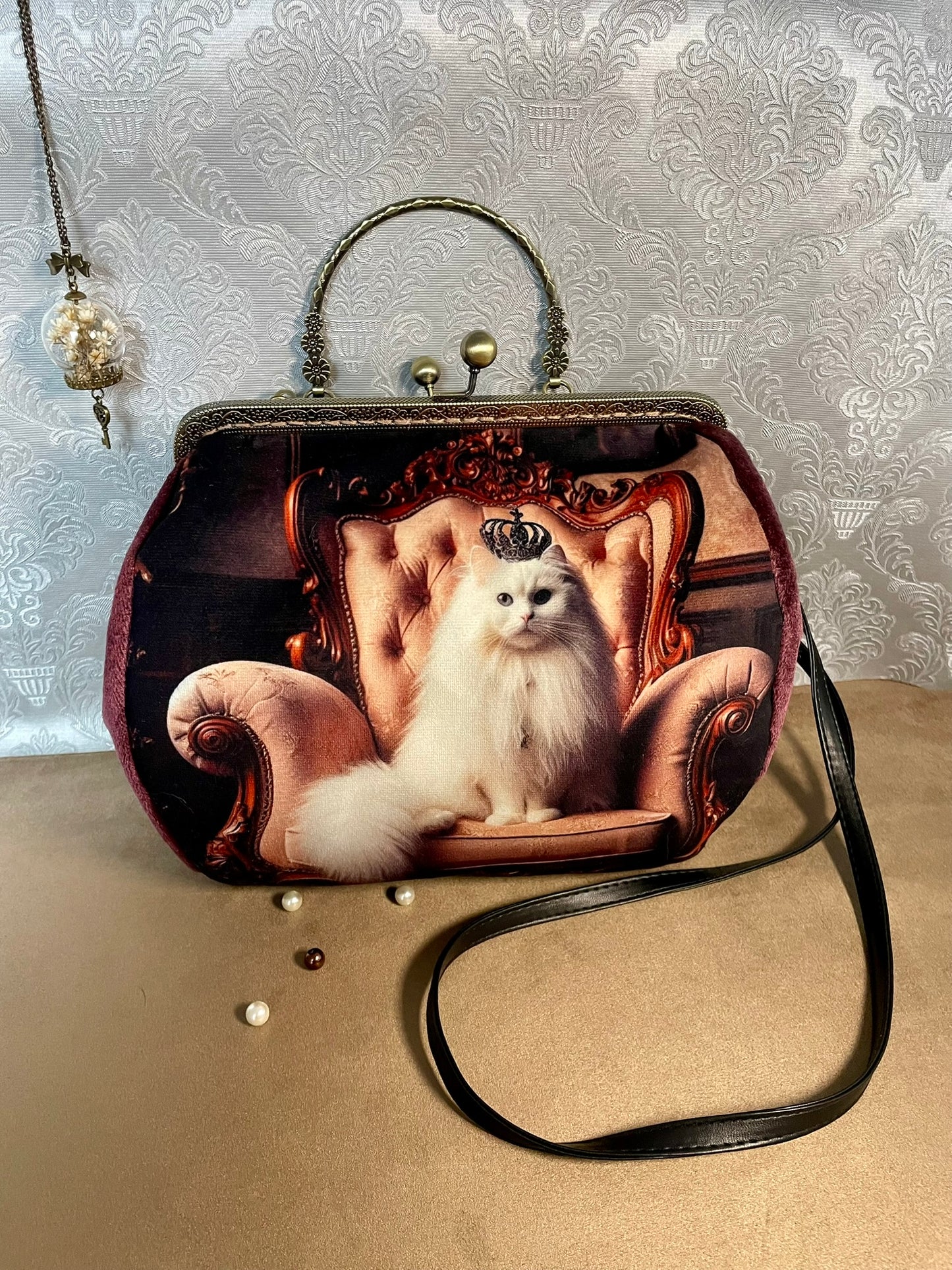 Sac « Chat Royal en Velours» – Élégance féline & charme vintage