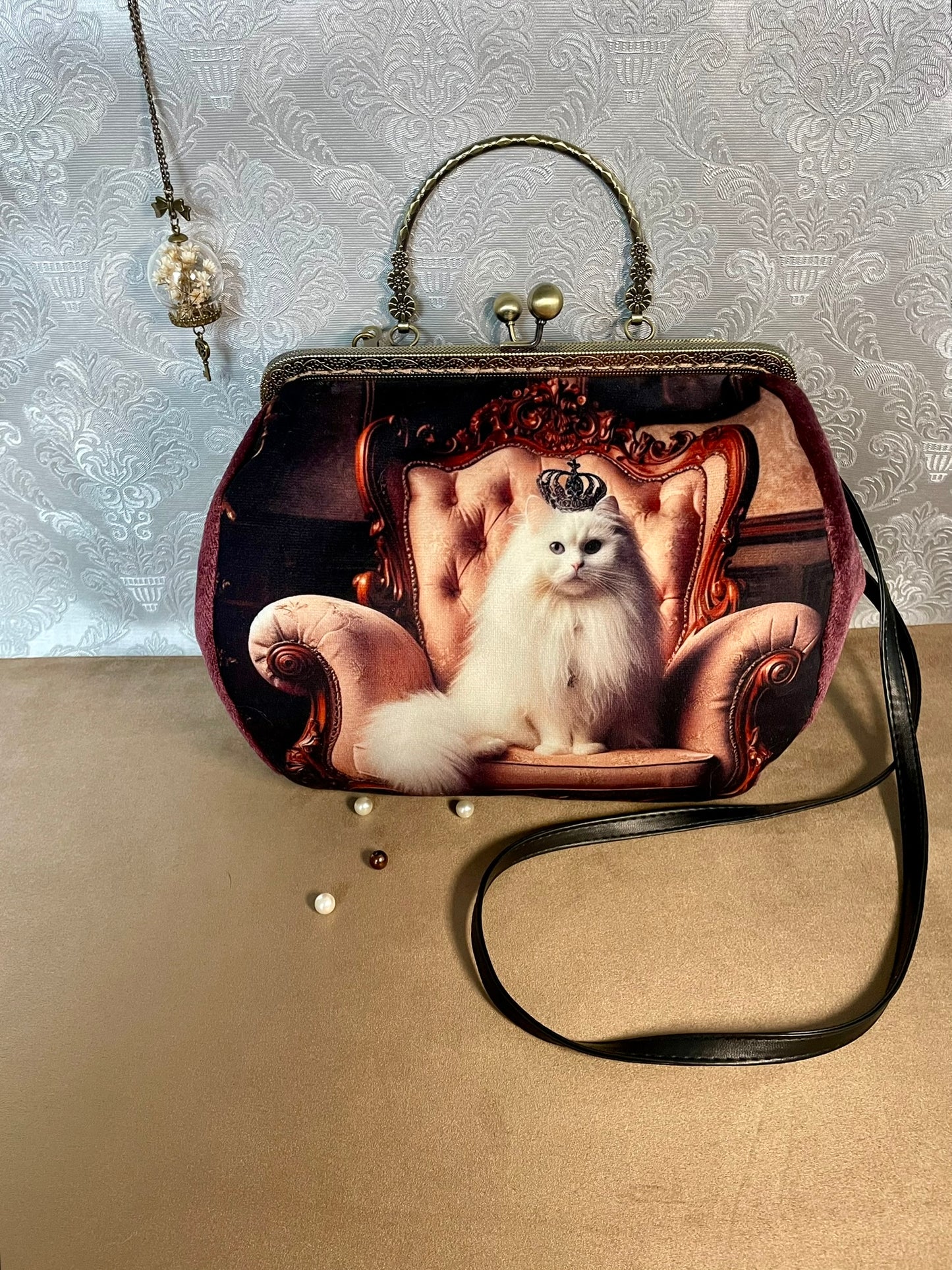Sac « Chat Royal en Velours» – Élégance féline & charme vintage