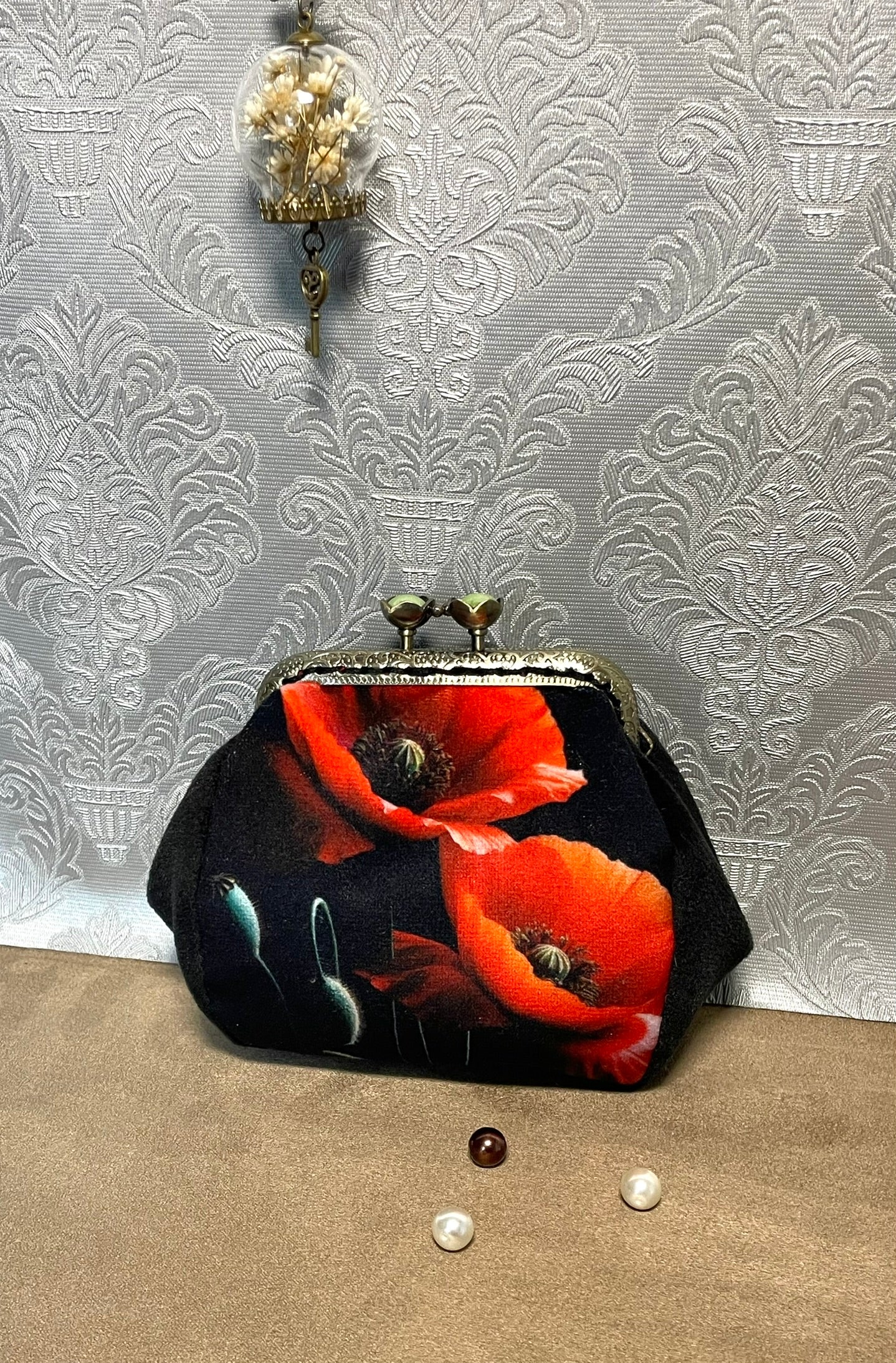 Porte-monnaie « Coquelicot Noir & Rouge Éclat » – Élégance florale & charme vintage