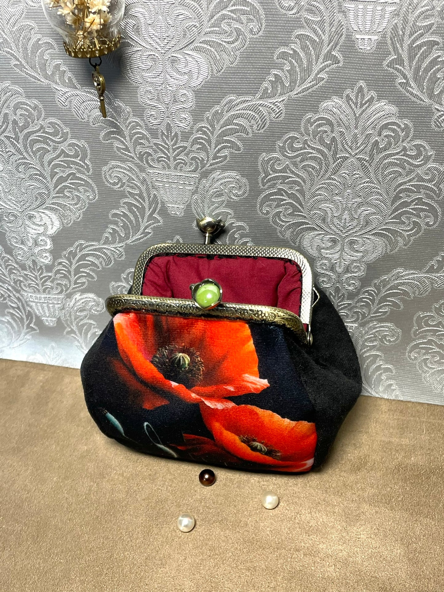 Porte-monnaie « Coquelicot Noir & Rouge Éclat » – Élégance florale & charme vintage