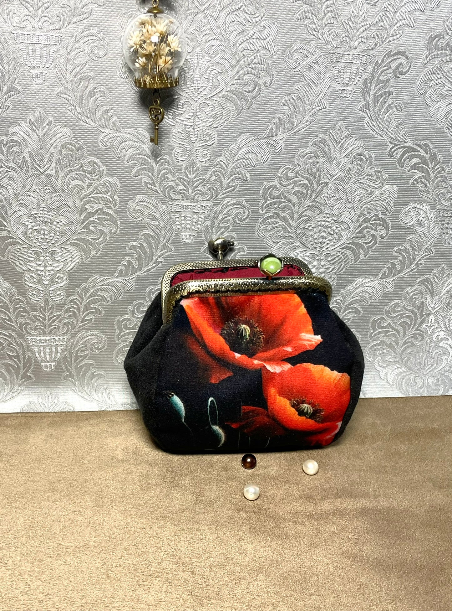 Porte-monnaie « Coquelicot Noir & Rouge Éclat » – Élégance florale & charme vintage