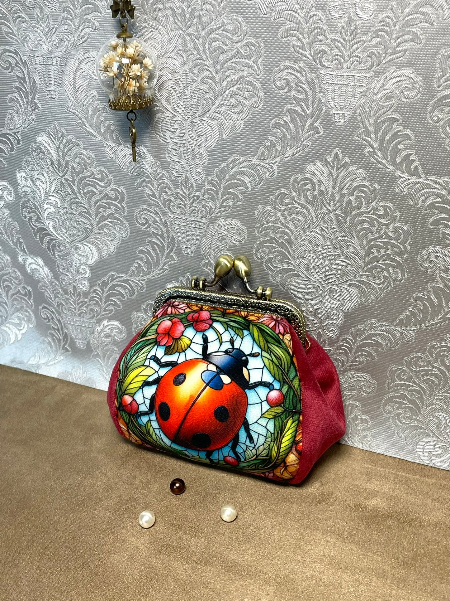 Porte-monnaie « Coccinelle Vitrail Enchanté » – Nature féerique & éclat rétro