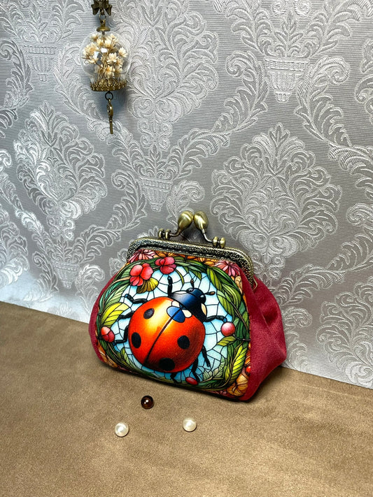 Porte-monnaie « Coccinelle Vitrail Enchanté » – Nature féerique & éclat rétro