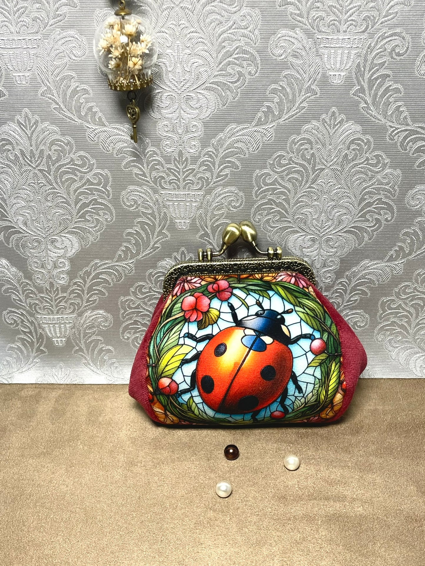 Porte-monnaie « Coccinelle Vitrail Enchanté » – Nature féerique & éclat rétro