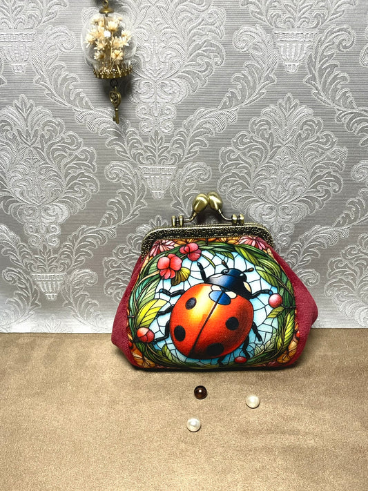 Porte-monnaie « Coccinelle Vitrail Enchanté » – Nature féerique & éclat rétro