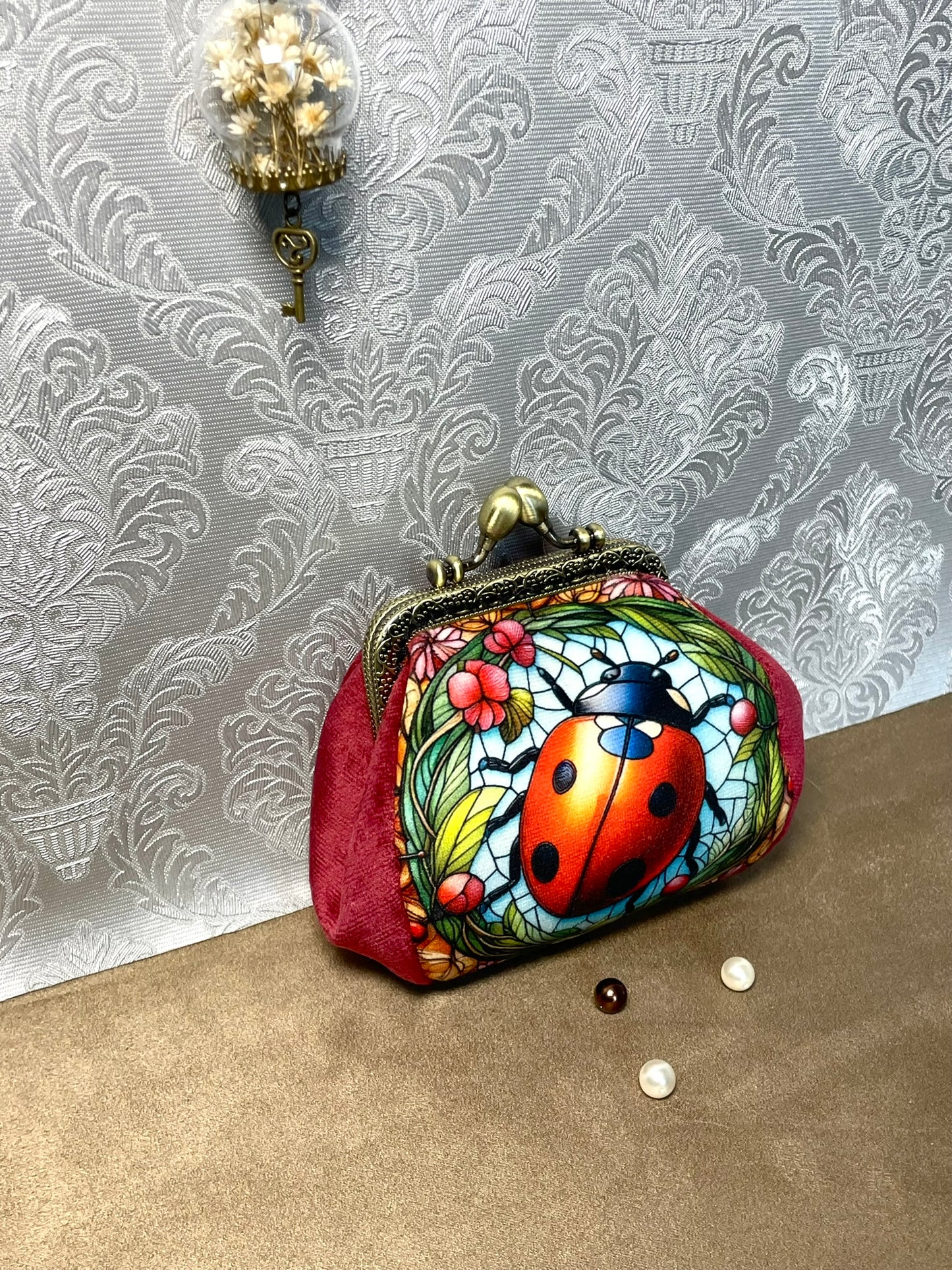 Porte-monnaie « Coccinelle Vitrail Enchanté » – Nature féerique & éclat rétro