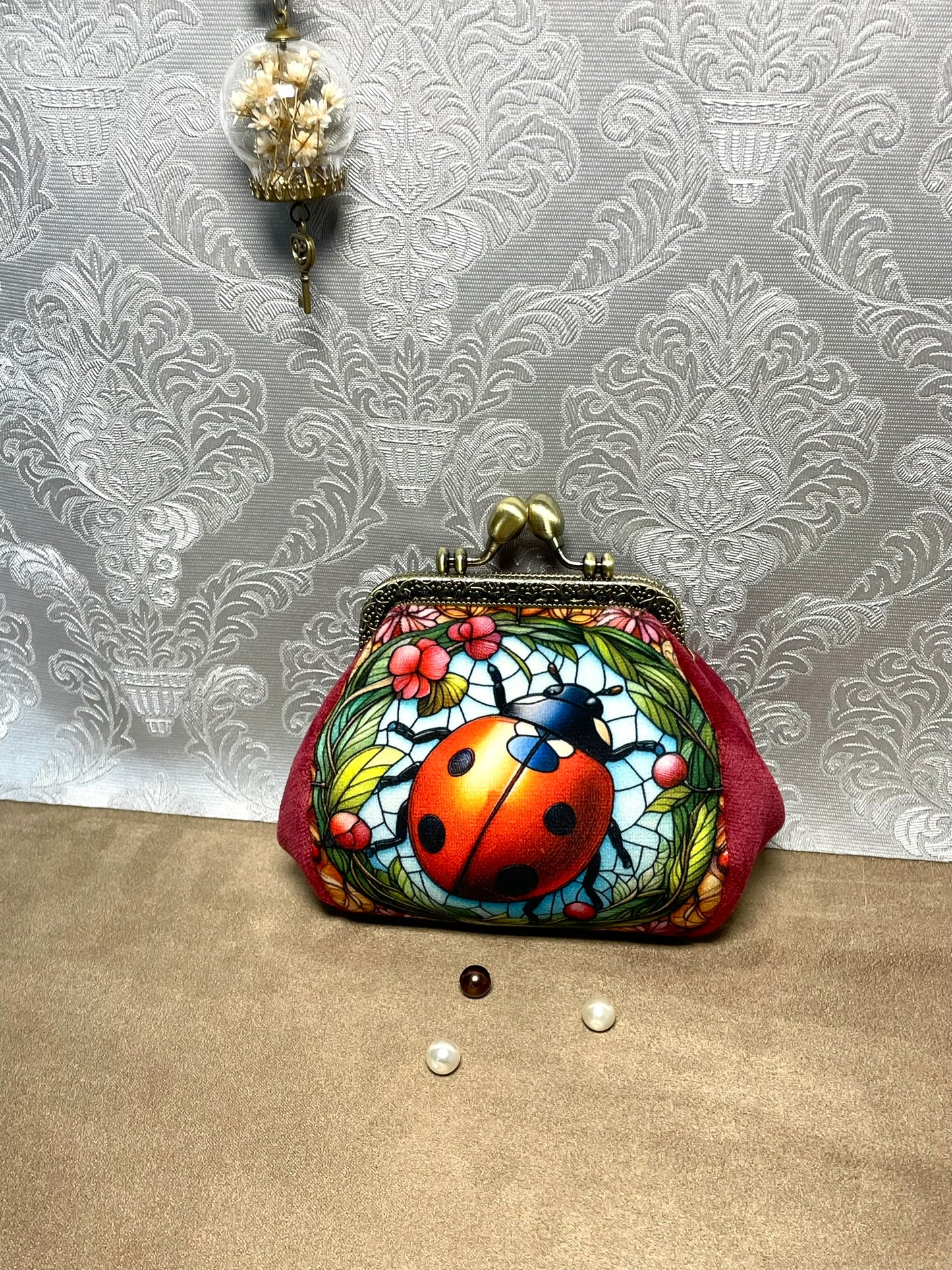 Porte-monnaie « Coccinelle Vitrail Enchanté » – Nature féerique & éclat rétro