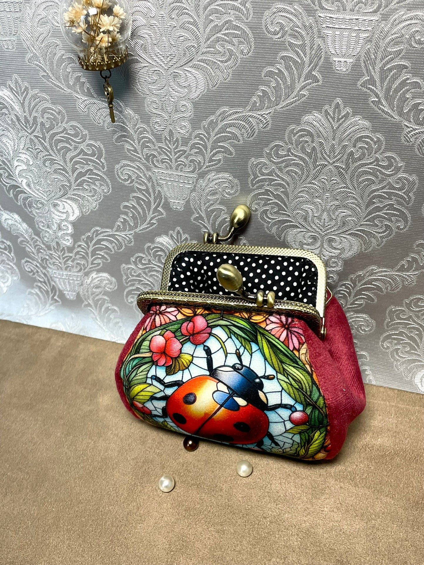 Porte-monnaie « Coccinelle Vitrail Enchanté » – Nature féerique & éclat rétro