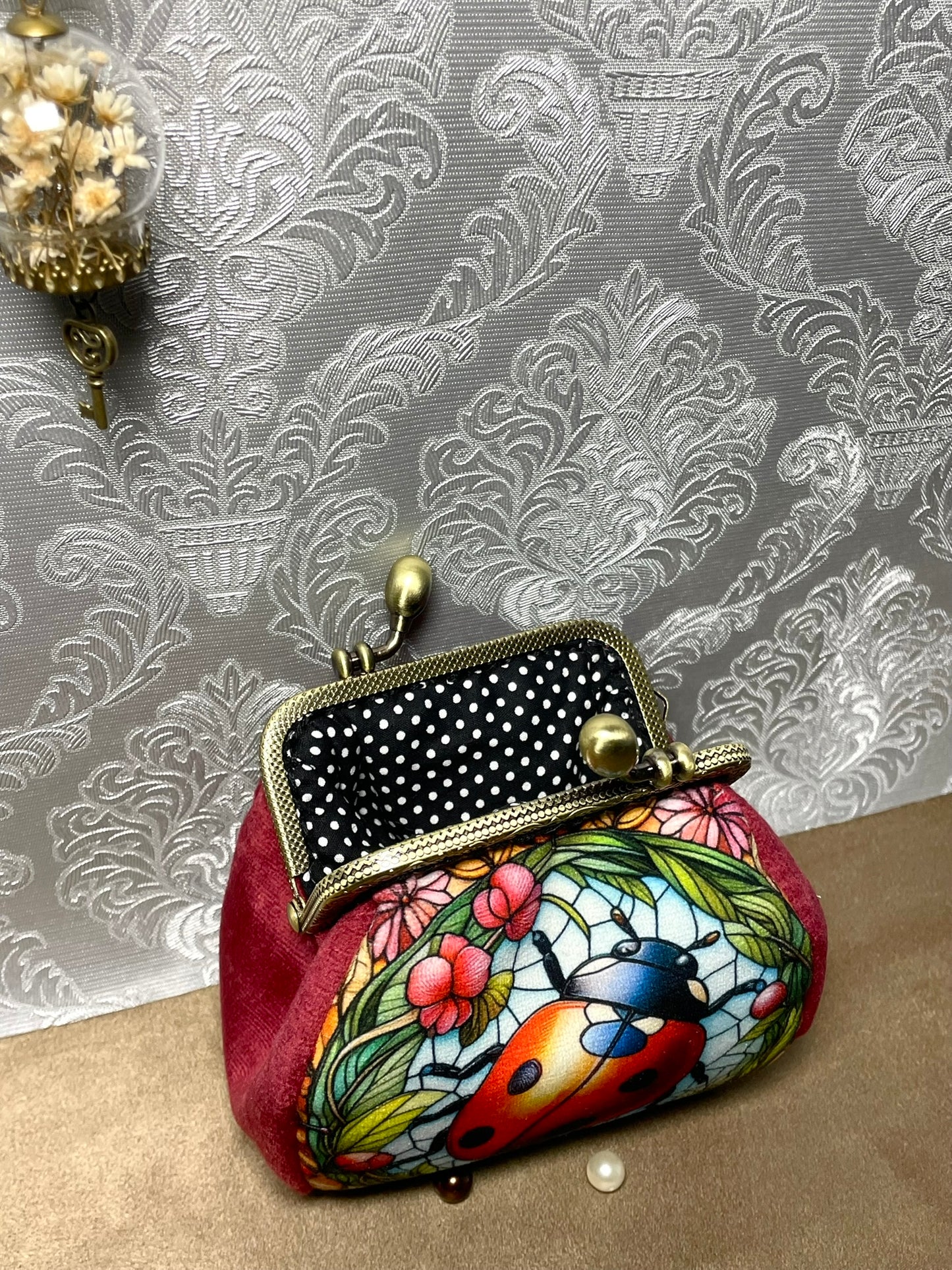 Porte-monnaie « Coccinelle Vitrail Enchanté » – Nature féerique & éclat rétro