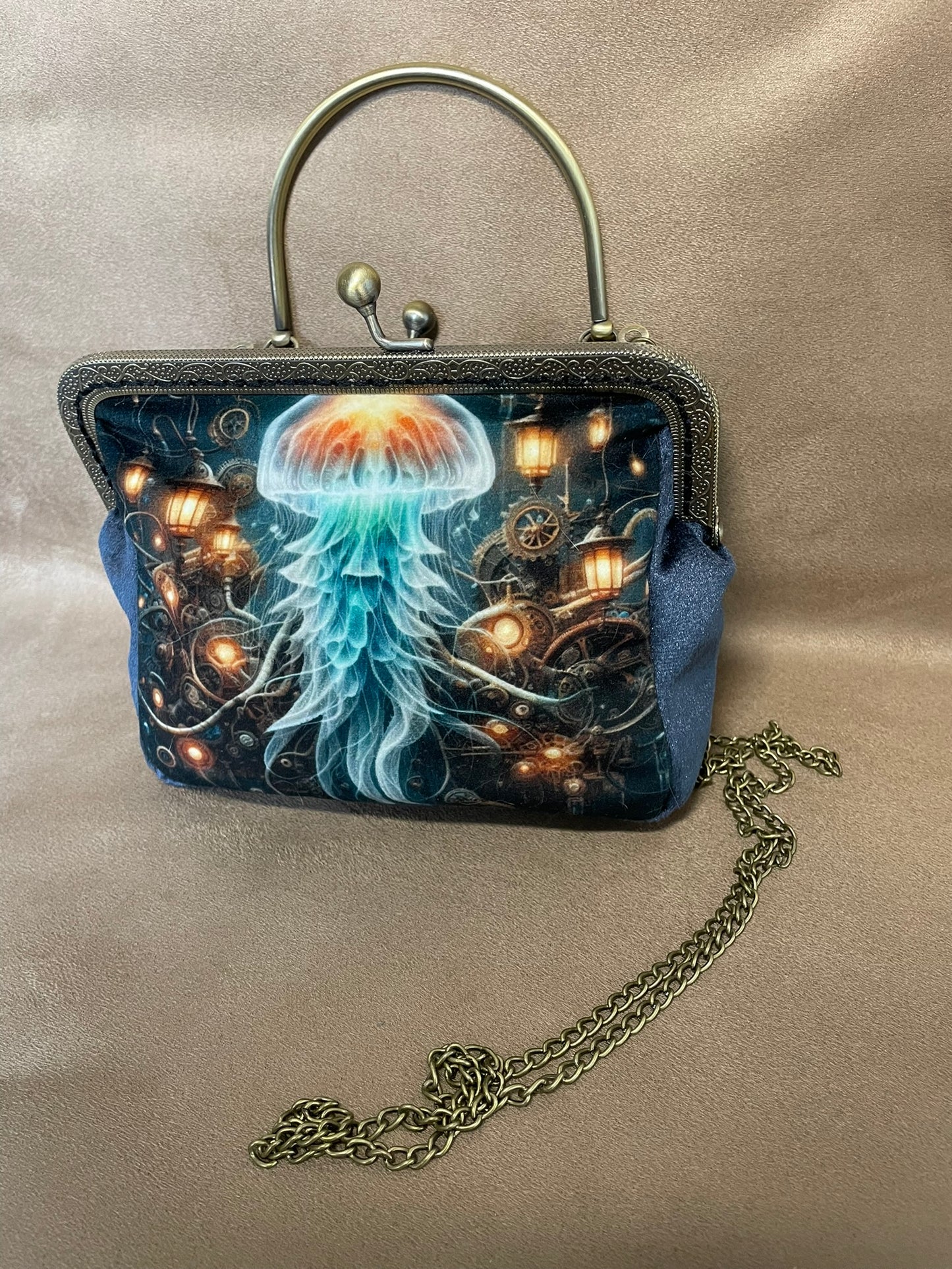 Pochette /Clutch « Les Abysses Mécaniques » – Méduse Lumineuse & Steampunk
