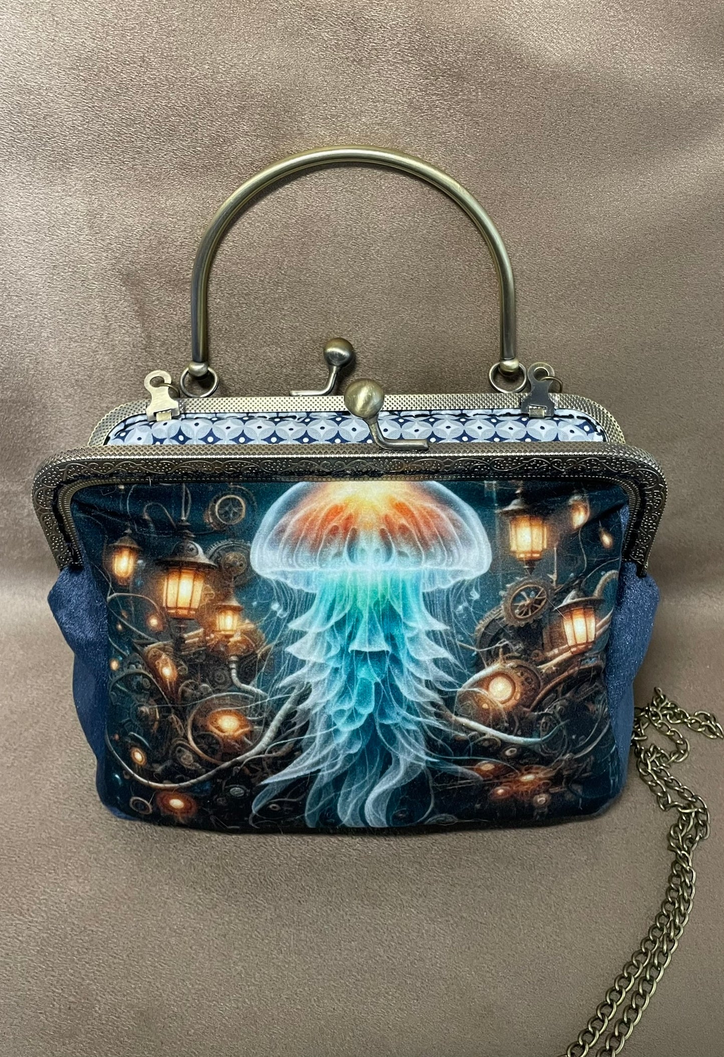Pochette /Clutch « Les Abysses Mécaniques » – Méduse Lumineuse & Steampunk