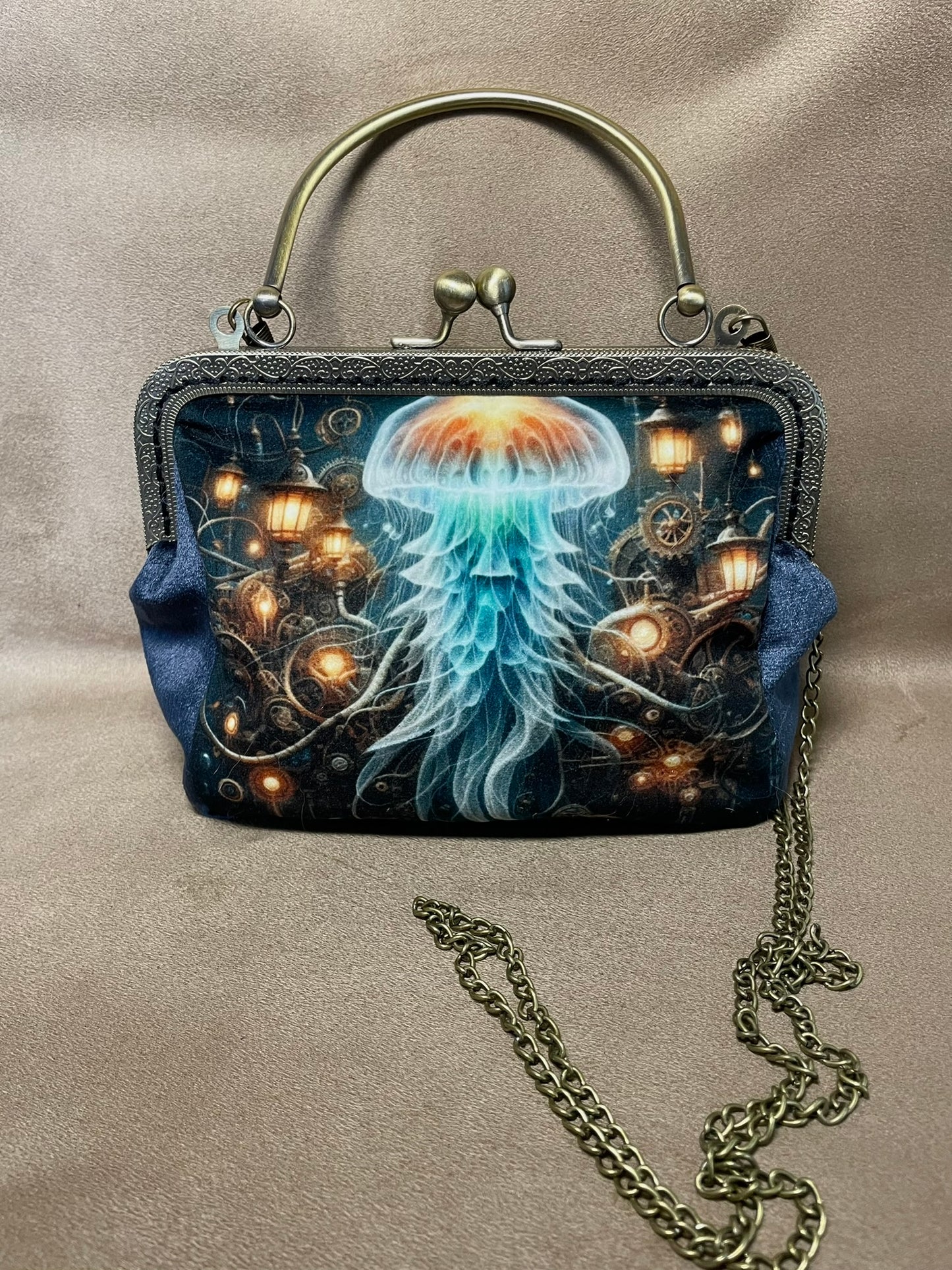 Pochette /Clutch « Les Abysses Mécaniques » – Méduse Lumineuse & Steampunk